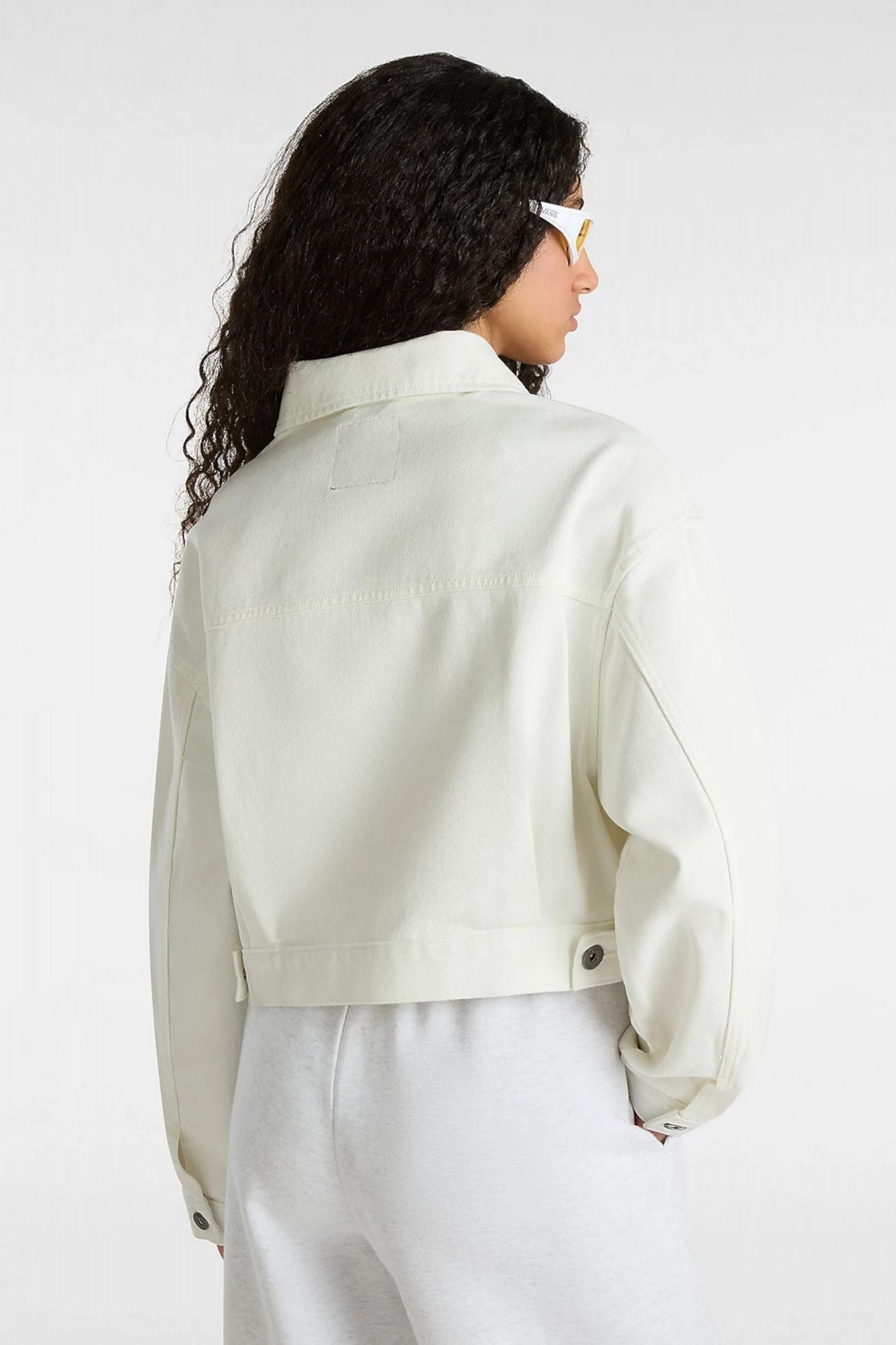 VANS  RAYNES CROP TRUCKER JA en color BLANCO (3)
