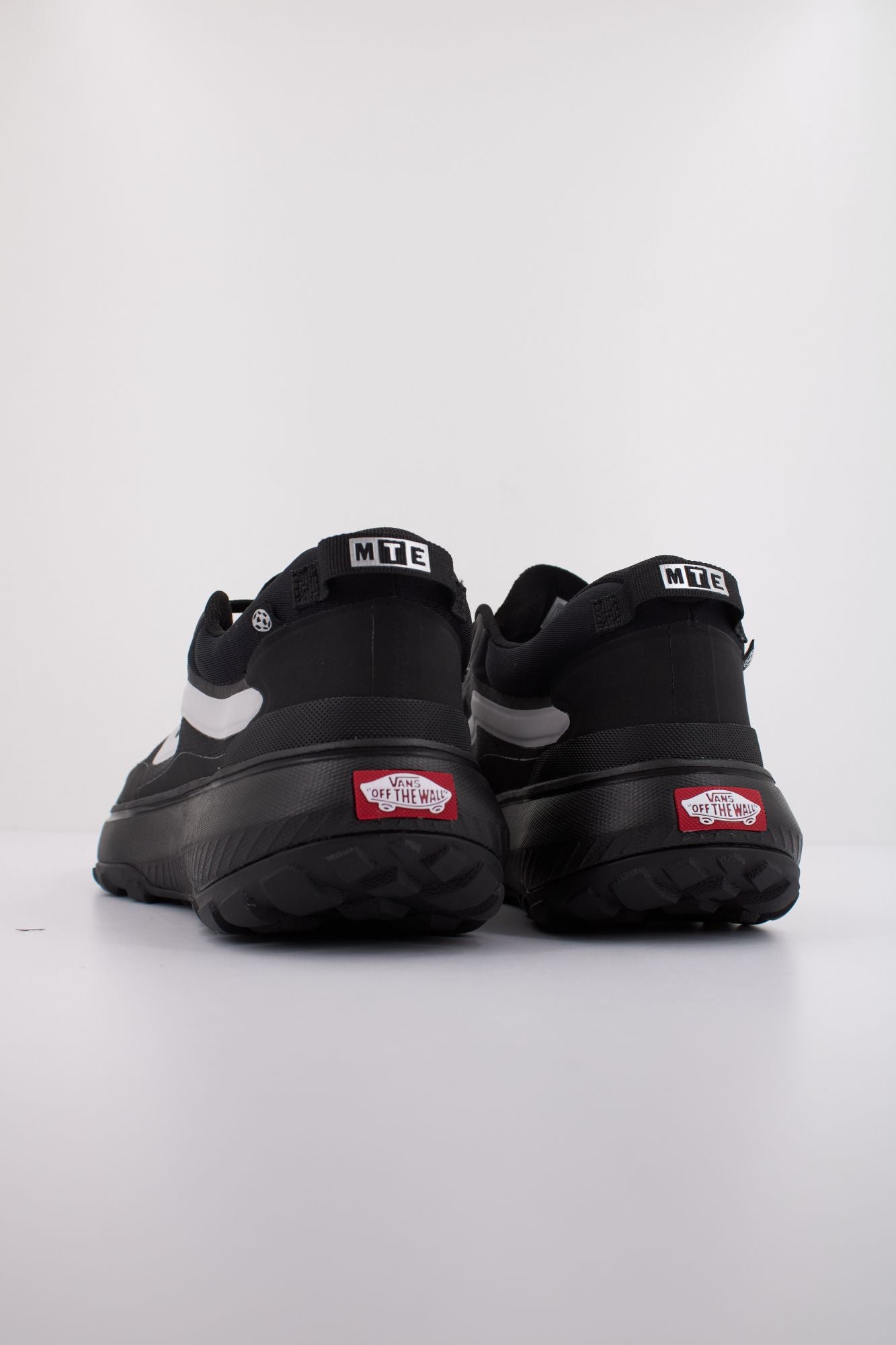 VANS VN000CVUBLK1 en color NEGRO (4)