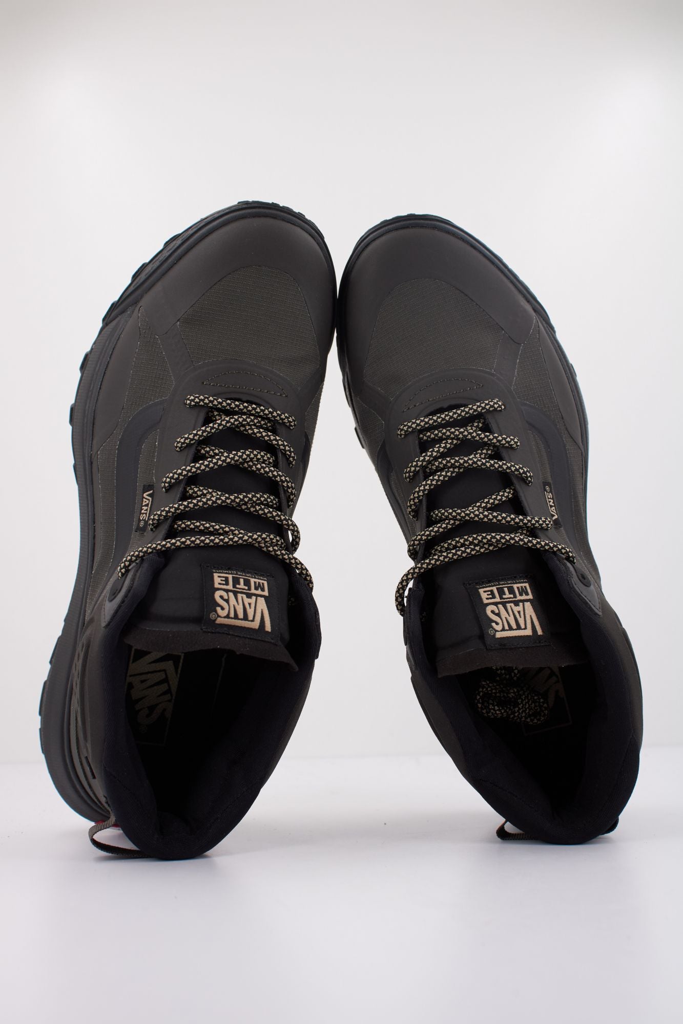 VANS  MTE CROSSPATH MID  en color NEGRO (3)