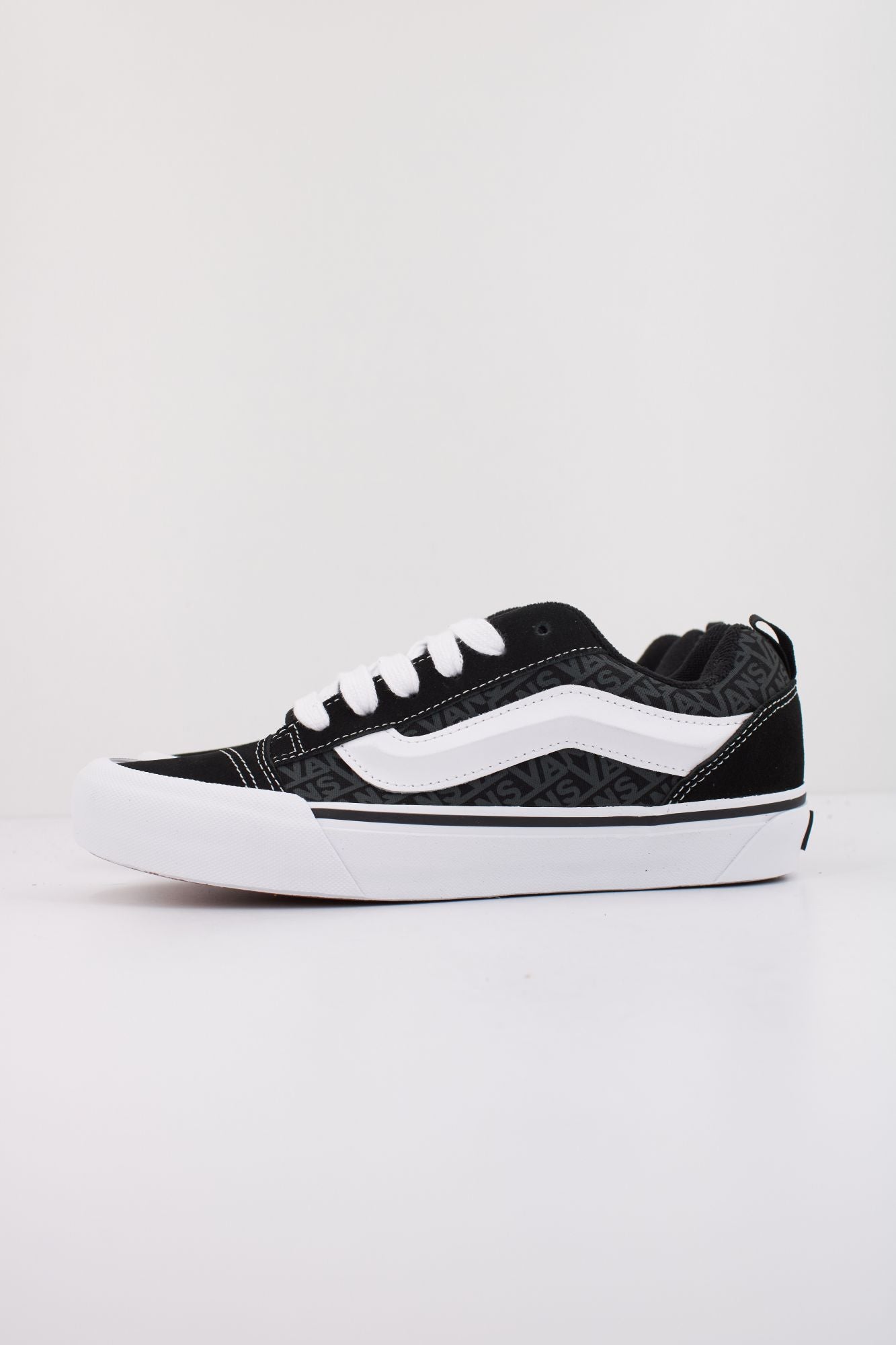 VANS  KNU SKOOL  en color NEGRO (1)