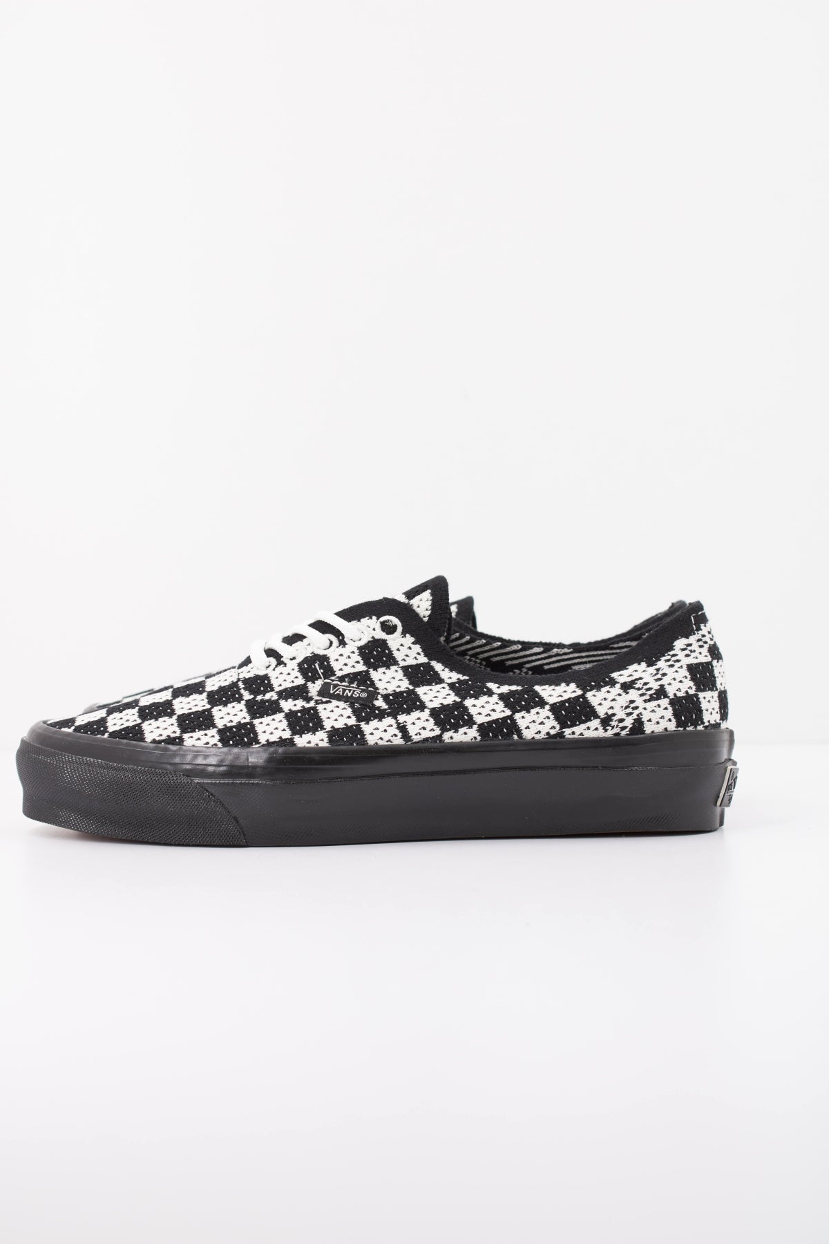 VANS LX AUTHENTIC 44 en color NEGRO (1)