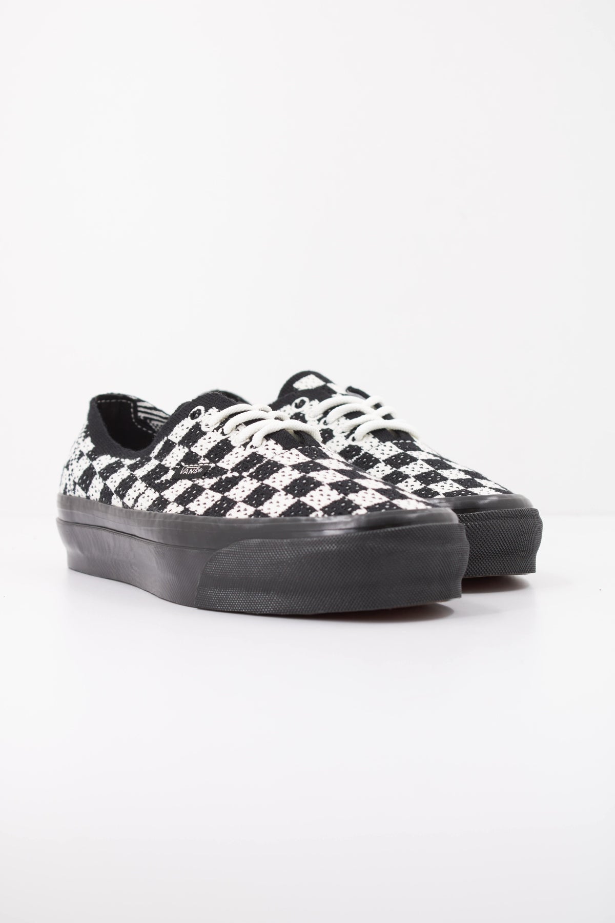 VANS LX AUTHENTIC 44 en color NEGRO (2)