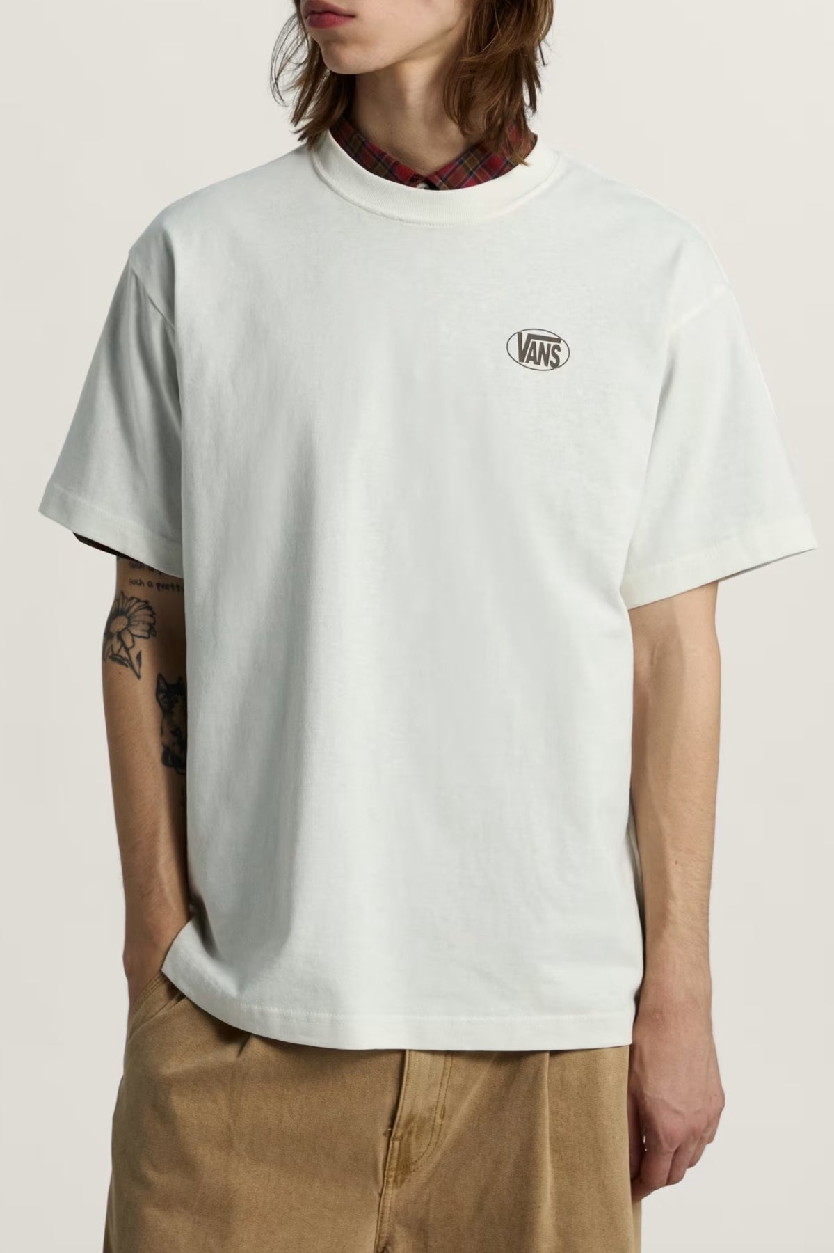 VANS VN0010FEFS81 OVAL LOGO LOOSE SS TEE en color BLANCO (3)