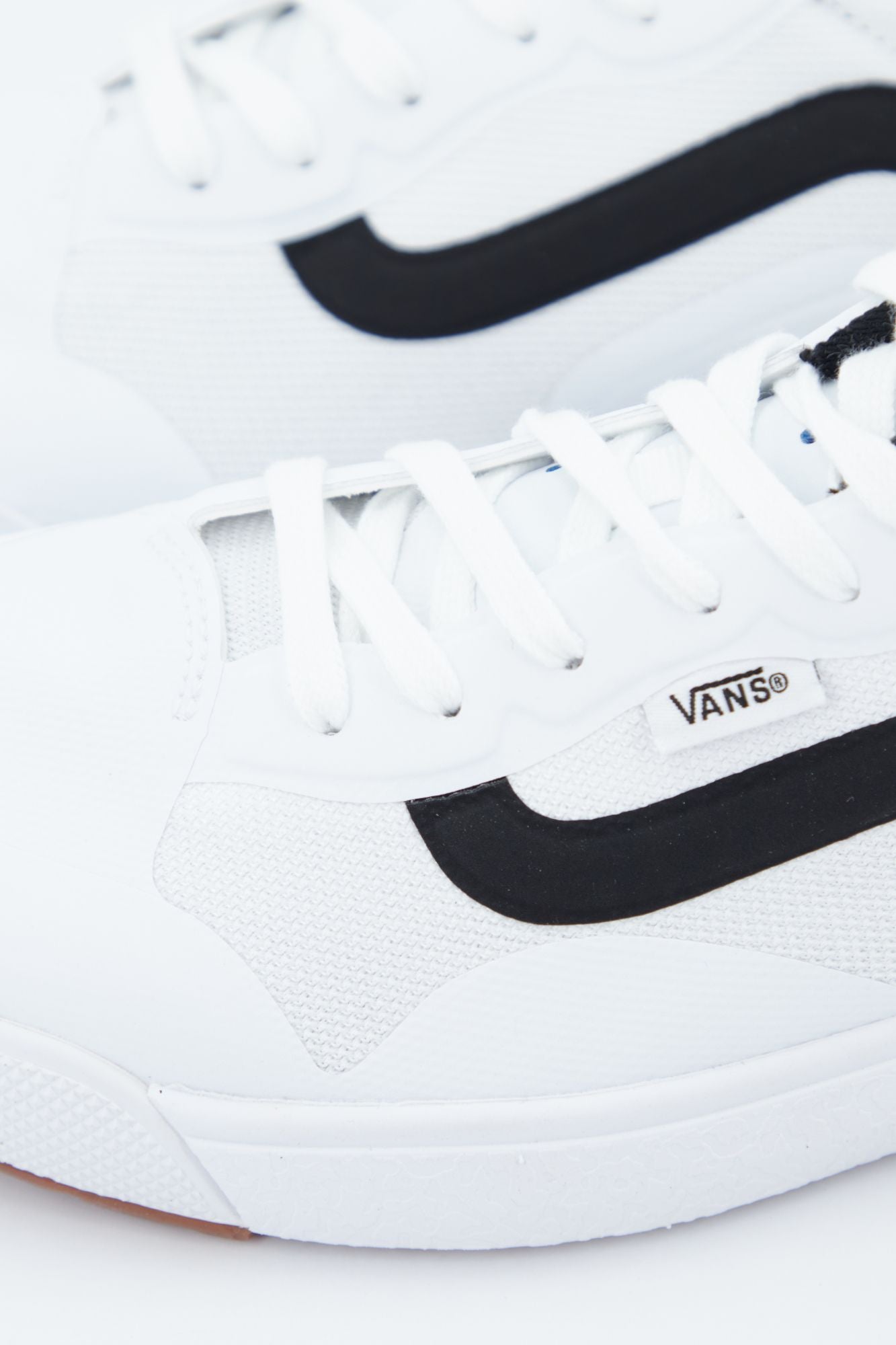 VANS  UA ULTRARANGE EXO en color BLANCO (2)