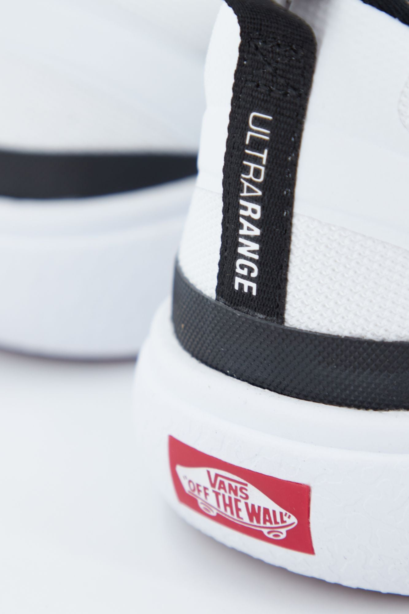 VANS  UA ULTRARANGE EXO en color BLANCO (3)