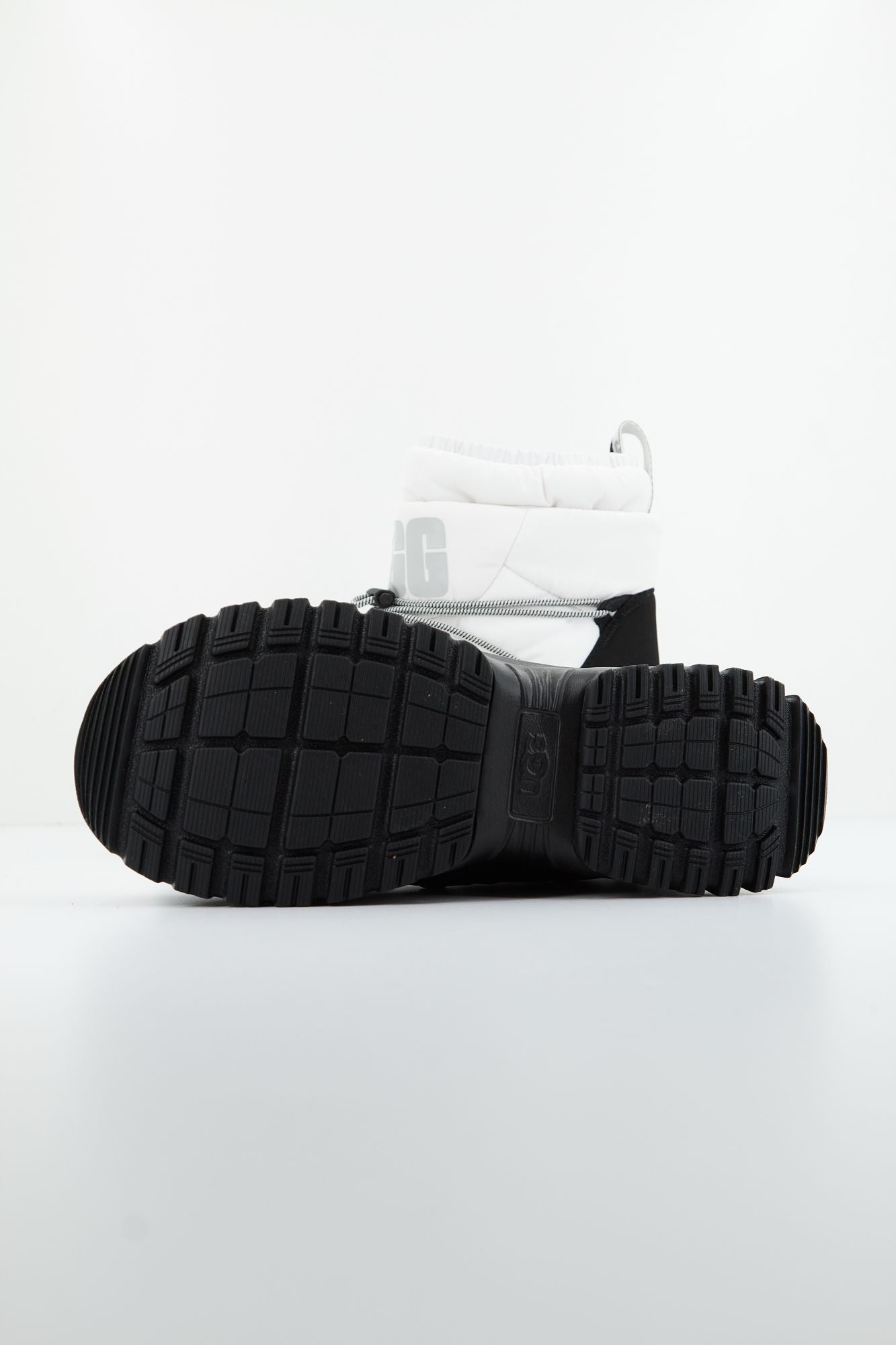 UGG W YOSE PUFFER MID en color BLANCO (4)