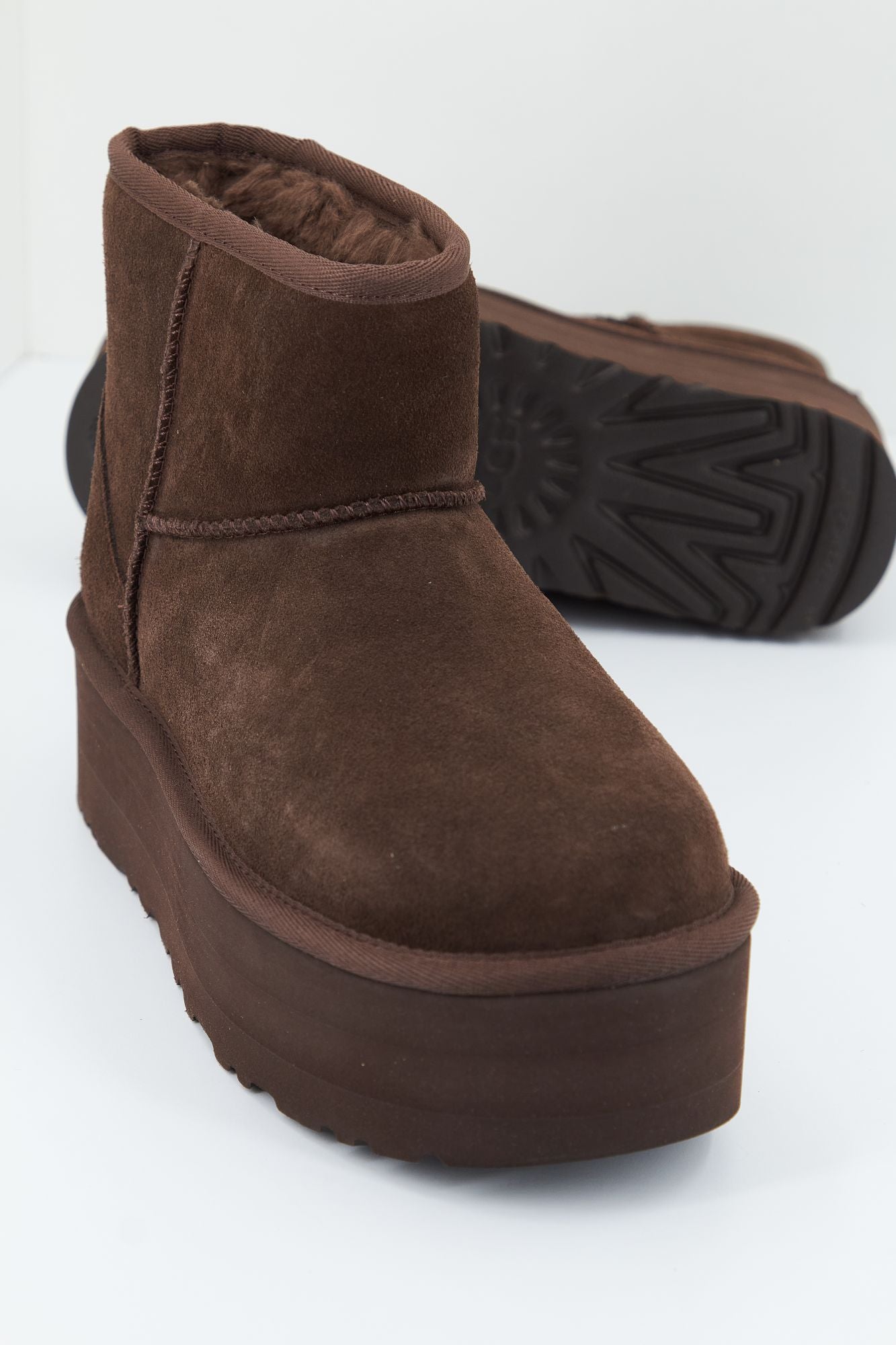 UGG  CLASSIC MINI PLATFORM en color MARRON (3)