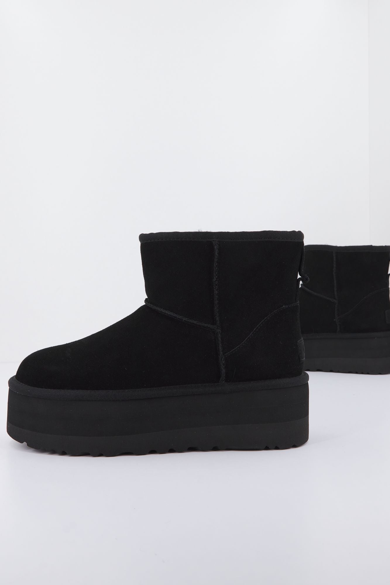 UGG W CLASSIC MINI PLATFORM en color NEGRO (2)