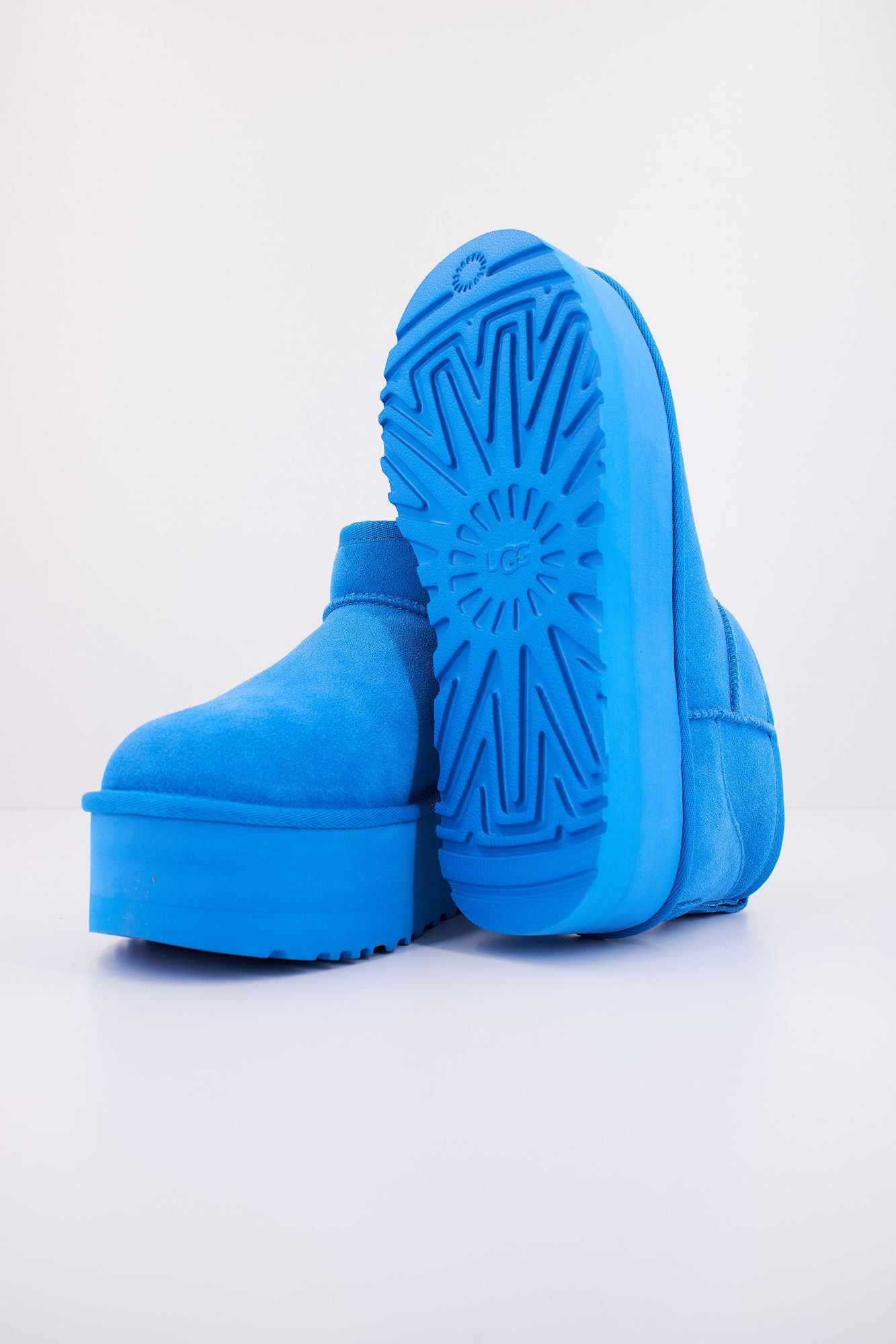 UGG W CLASSIC ULTRA MINI PLATF en color AZUL (5)