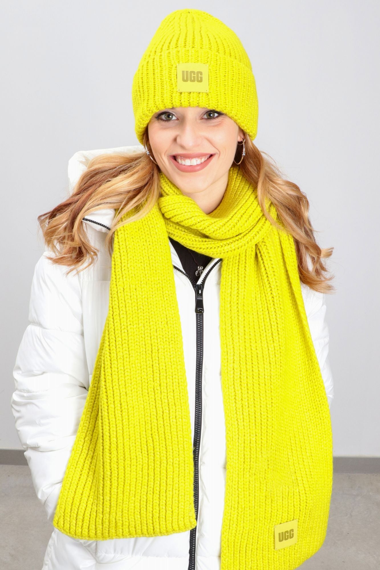 UGG  CHUNKY RIB KNIT SCARF en color AMARILLO (2)