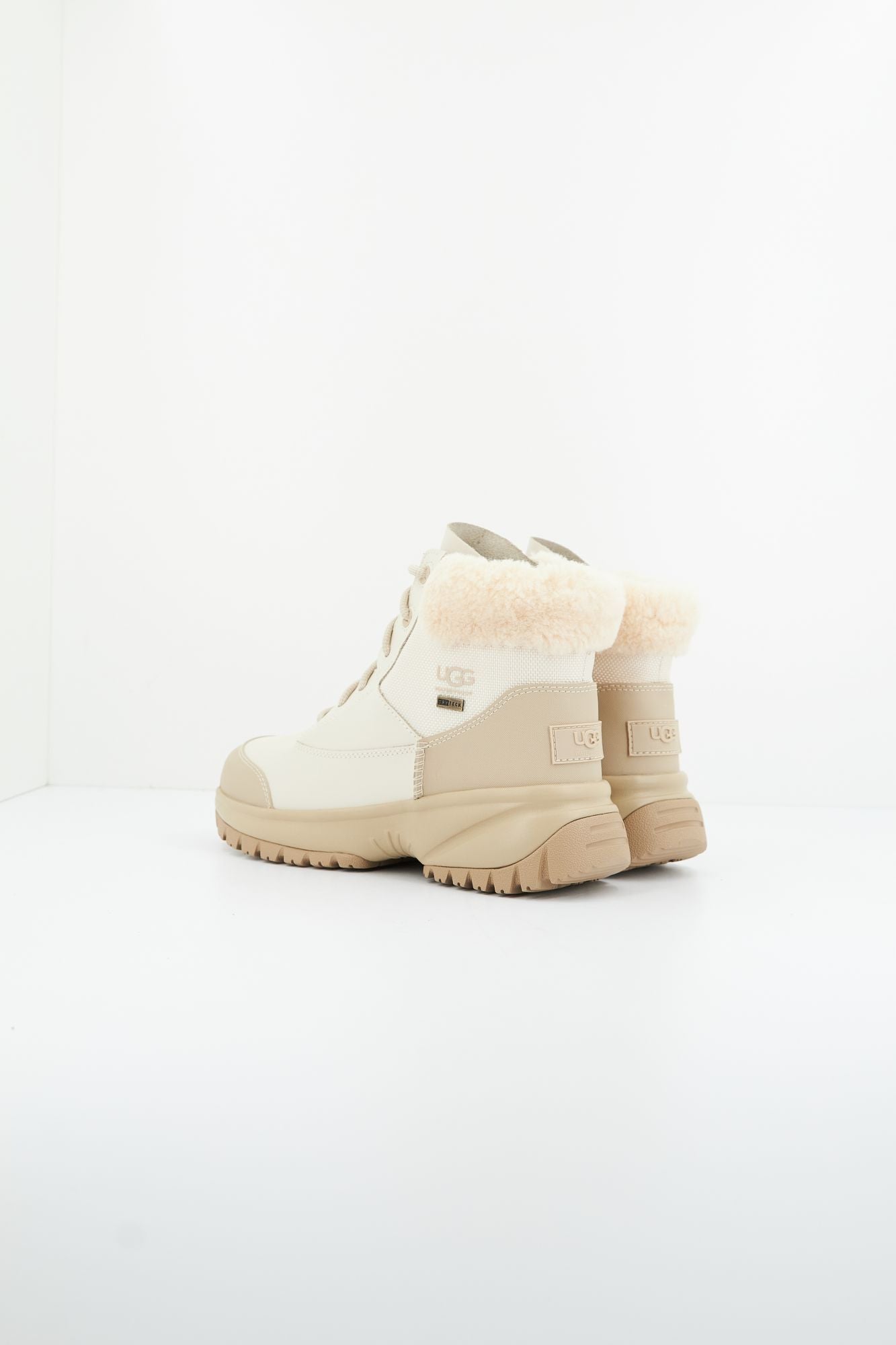 UGG W YOSE FLUFF V2 en color BEIS (3)