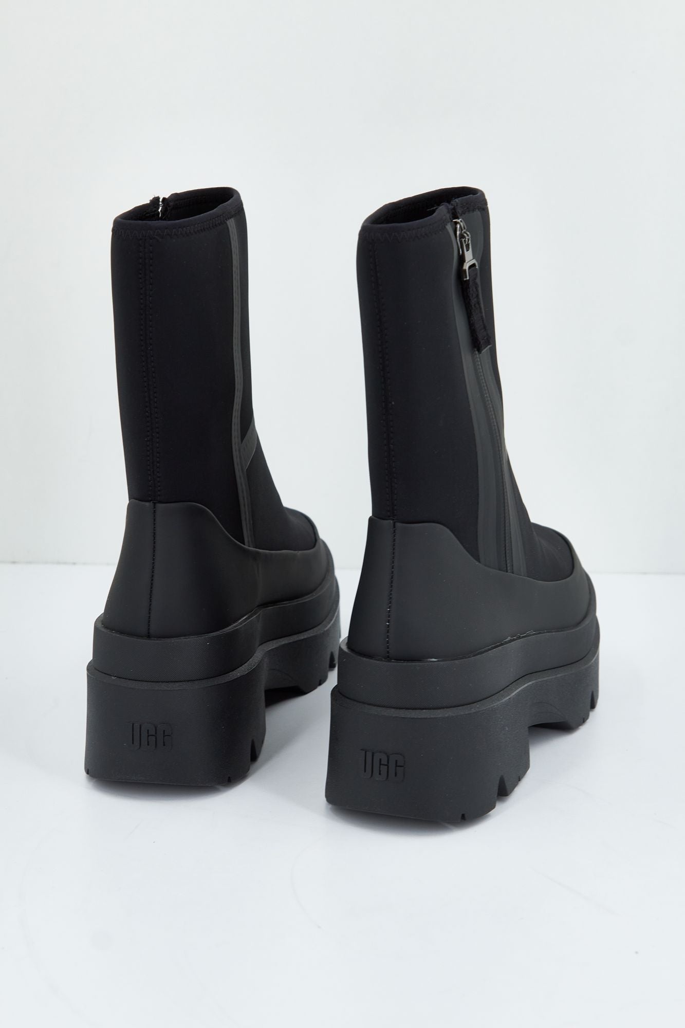 UGG W BRISBANE MID en color NEGRO (4)