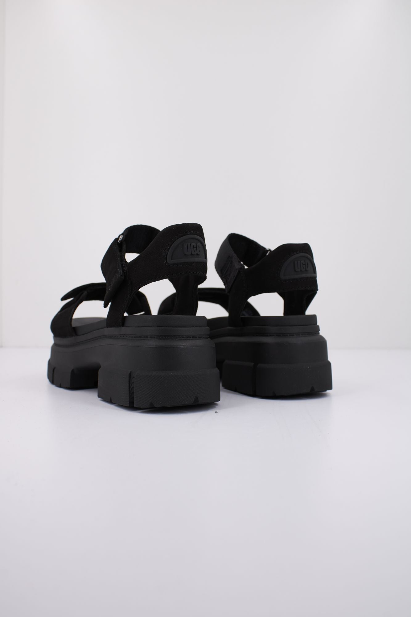 UGG W ASHTON ANKLE en color NEGRO (3)