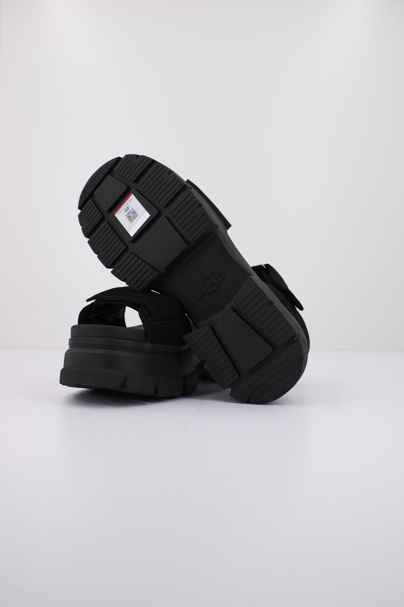UGG W ASHTON ANKLE en color NEGRO (4)