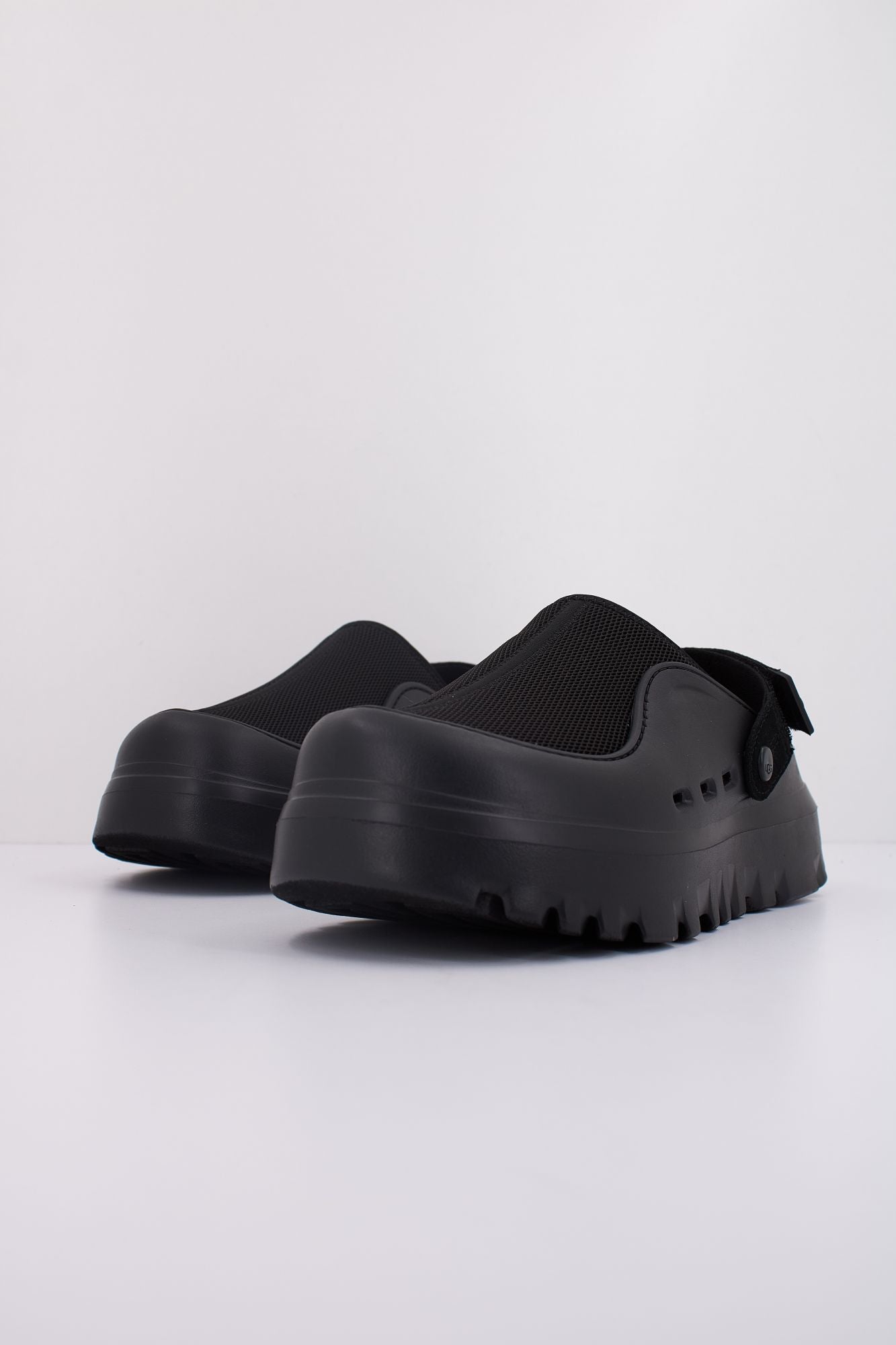 UGG M PEACKMOD en color NEGRO (2)