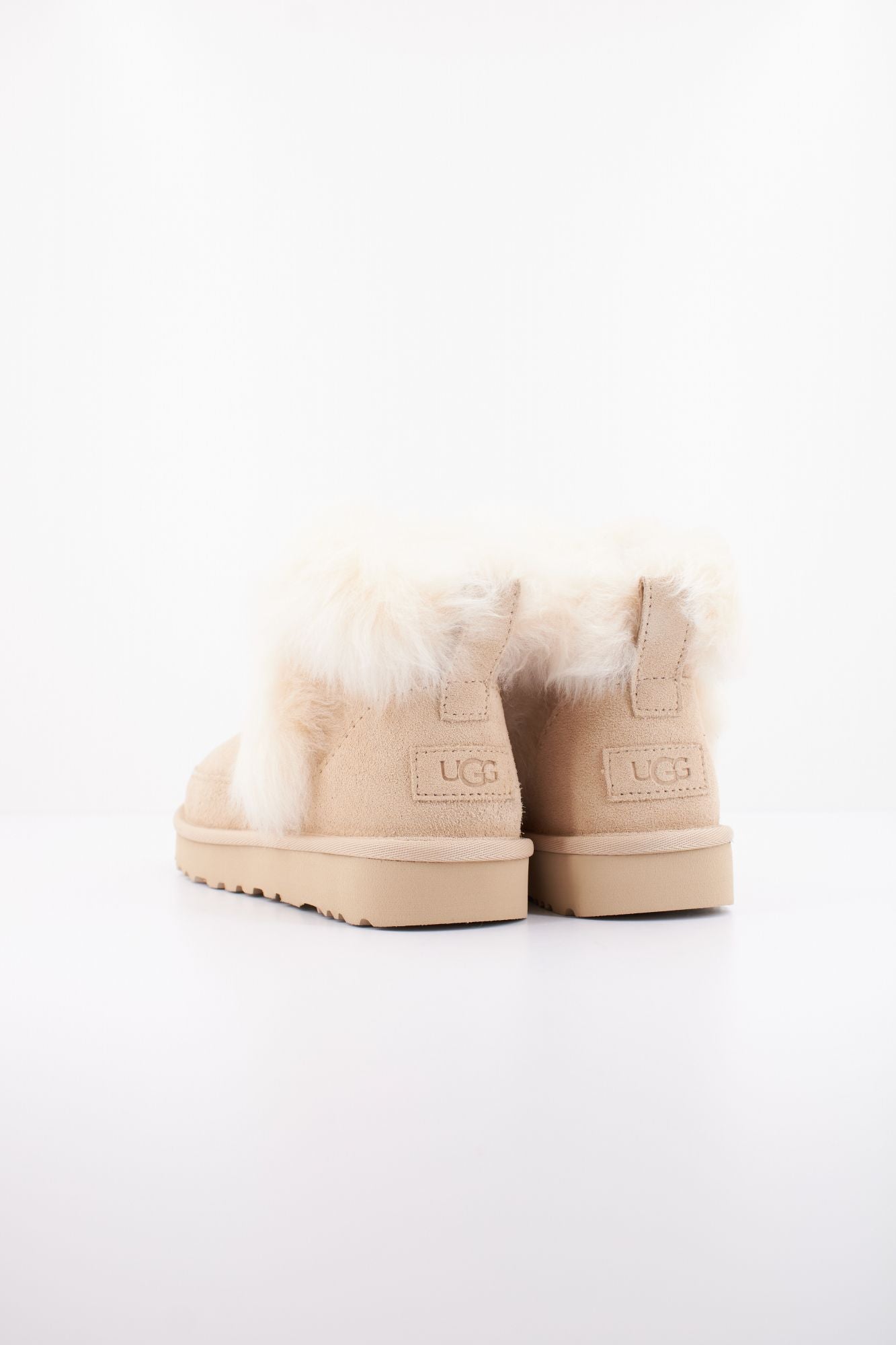 UGG W CLASSIC ULTRA MINI CHALE en color BEIS (5)