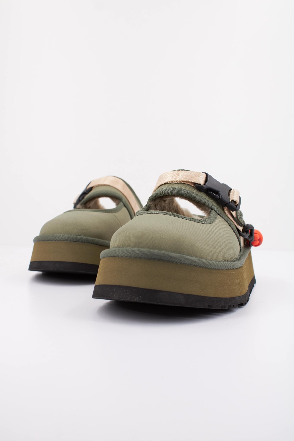 UGG BEA MARY JANE WILDWOOD en color VERDE (2)