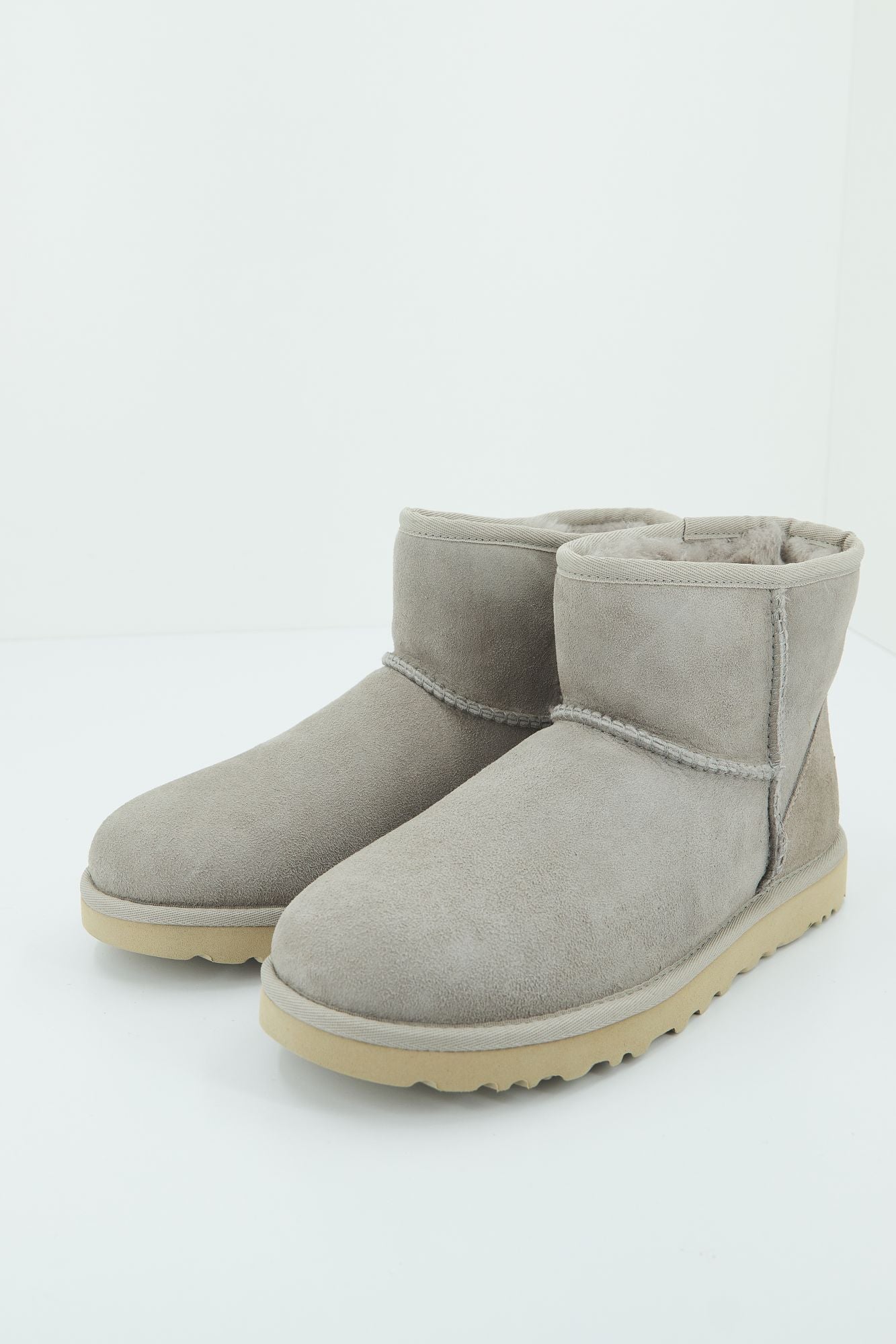 UGG  W CLASSIC MINI II en color GRIS (2)