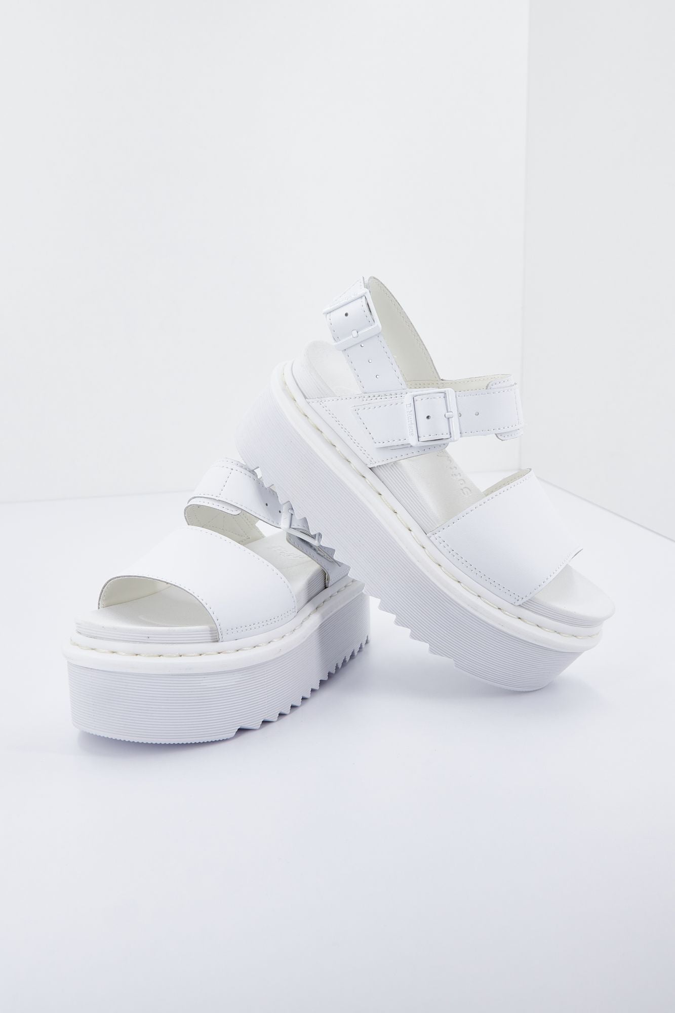 DR. MARTENS  VOSS QUAD WHITE HYDRO LEAT en color BLANCO (3)
