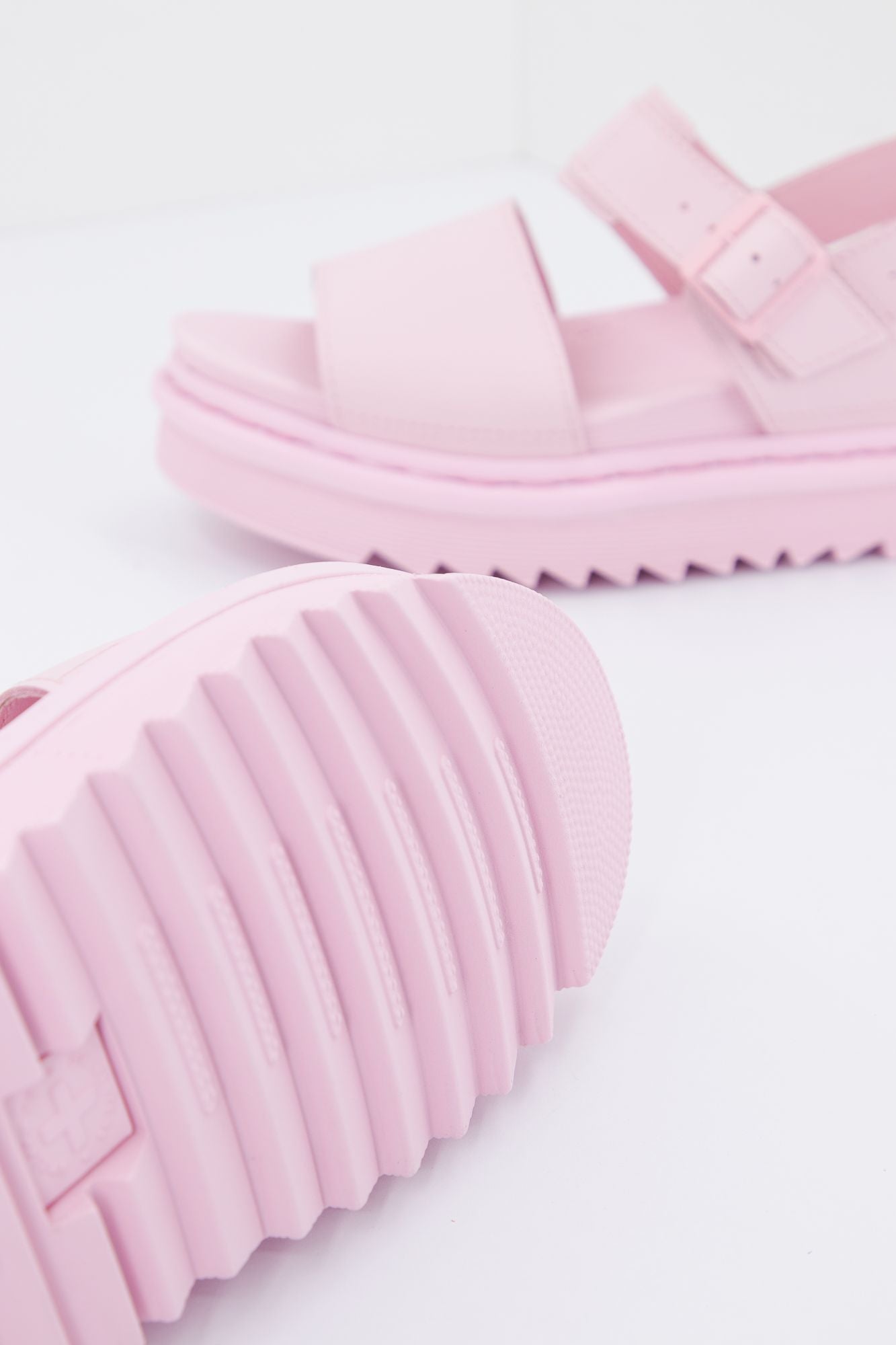 DR. MARTENS VOSS MONO  en color ROSA (4)