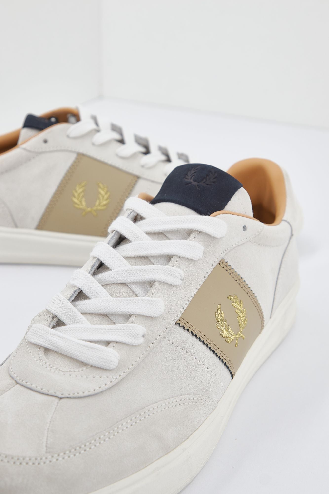 FRED PERRY B400 SUEDE en color BEIS (4)