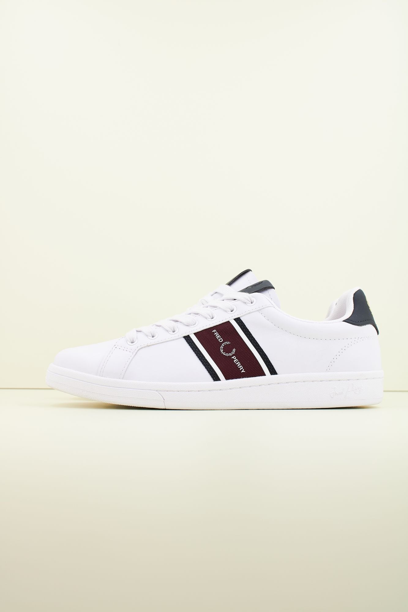 FRED PERRY B721 LEATHER en color BLANCO (1)