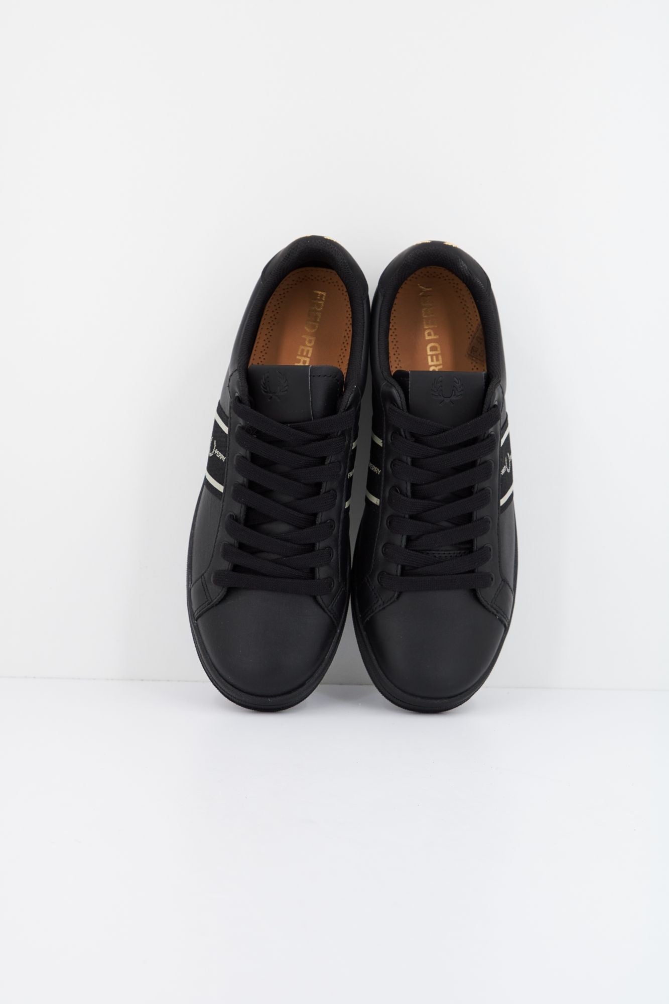 FRED PERRY B721 LEATHER en color NEGRO (2)