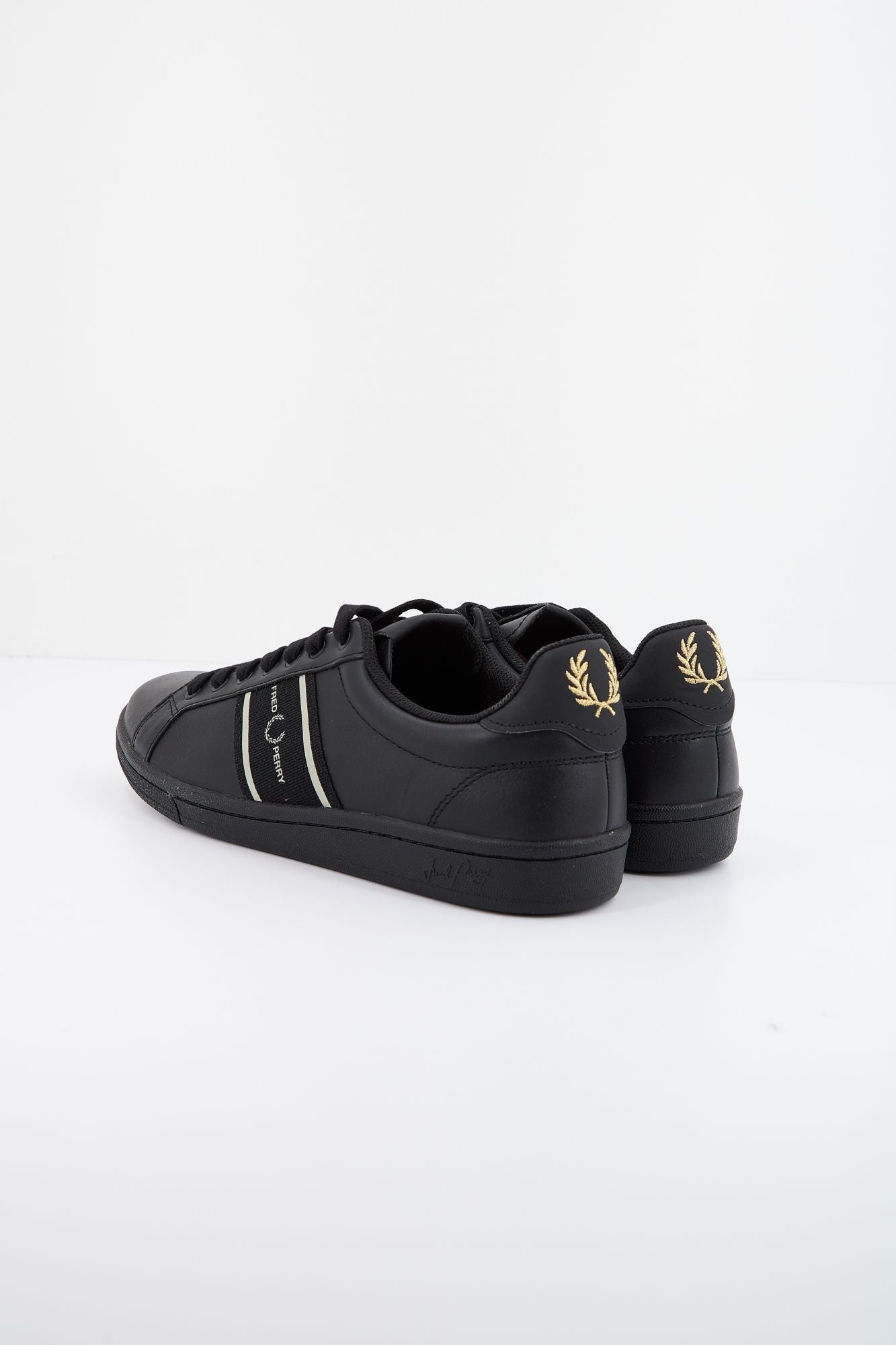FRED PERRY B721 LEATHER en color NEGRO (3)