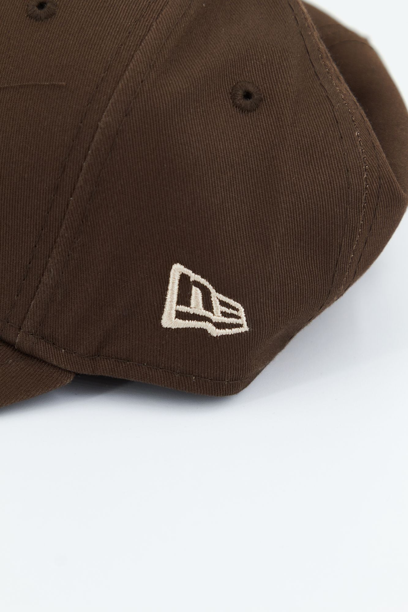 NEW ERA LEAGUE ESSENTIAL 9FORTY en color MARRON (4)