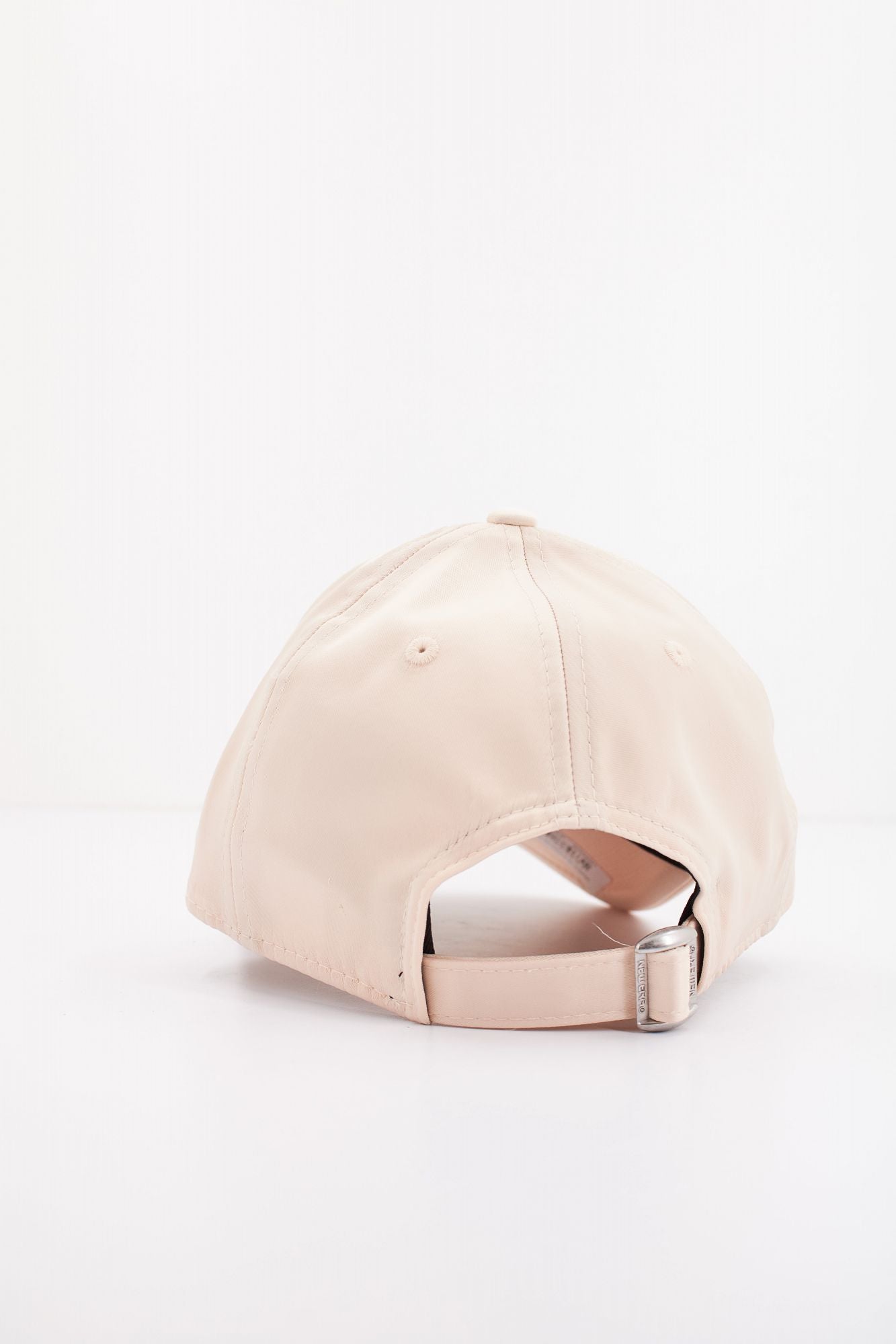 NEW ERA FEMALE SATIN 9FORTY en color BEIS (3)