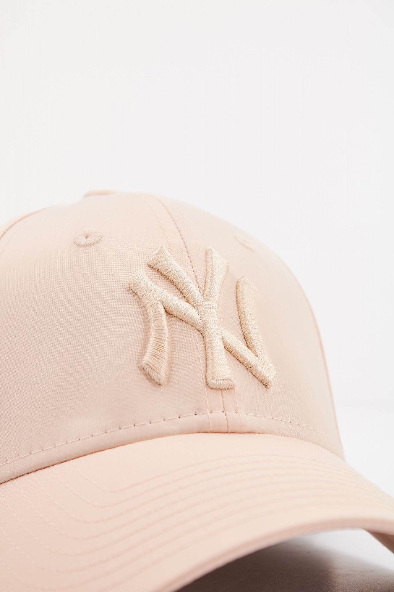 NEW ERA FEMALE SATIN 9FORTY en color BEIS (4)