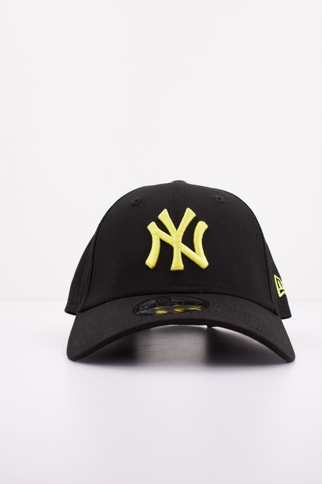 NEW ERA LEAGUE ESSENTIAL 9FORTY en color NEGRO (1)