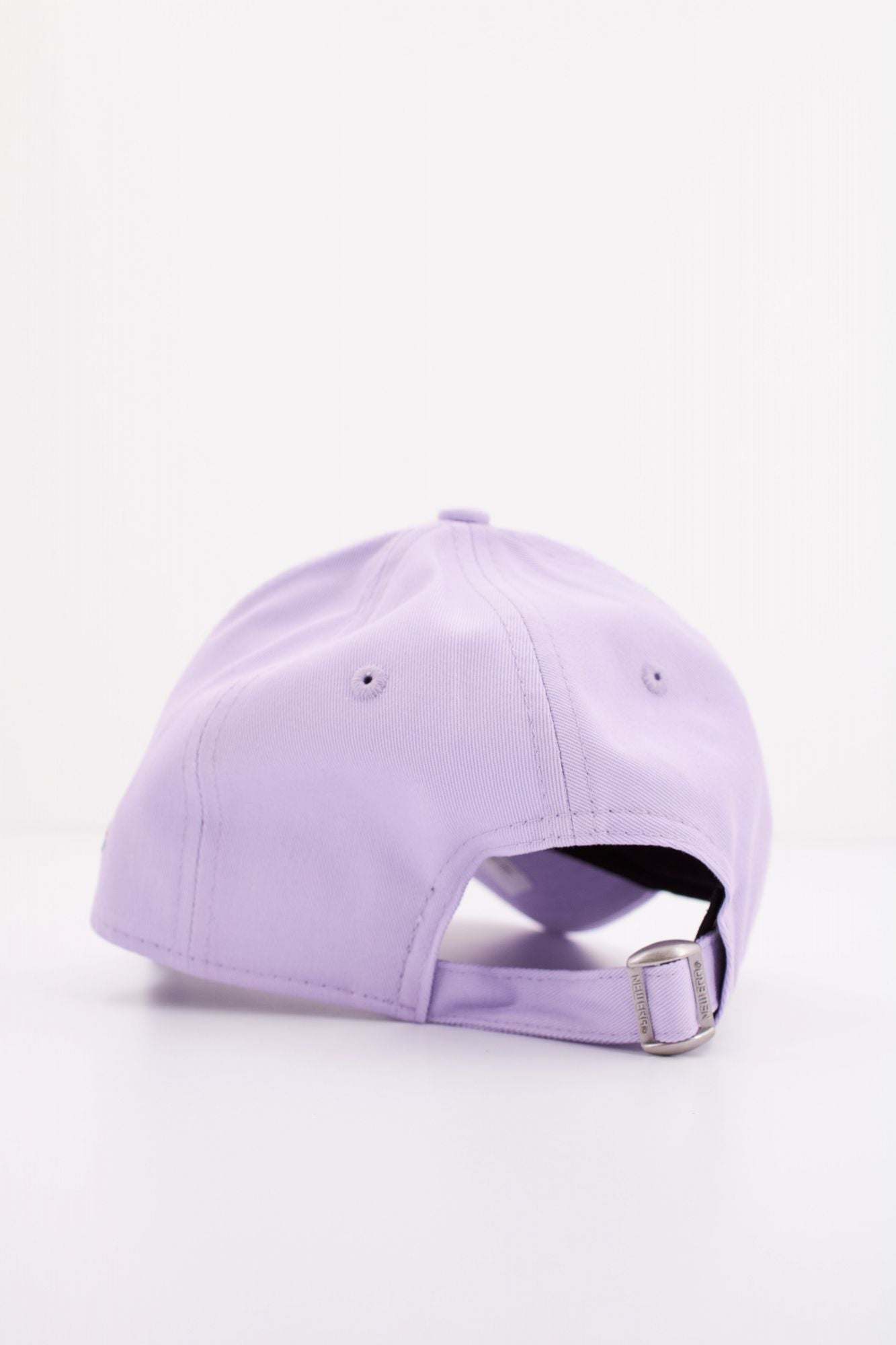 NEW ERA FEMALE METALLIC LOGO 9FO en color VIOLETA (3)