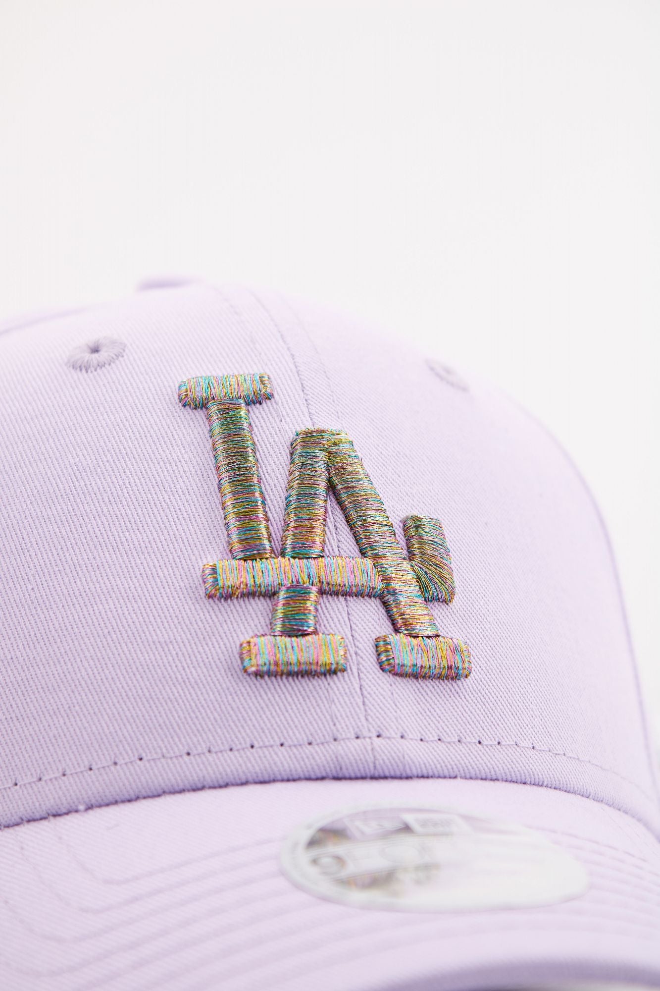 NEW ERA FEMALE METALLIC LOGO 9FO en color VIOLETA (4)
