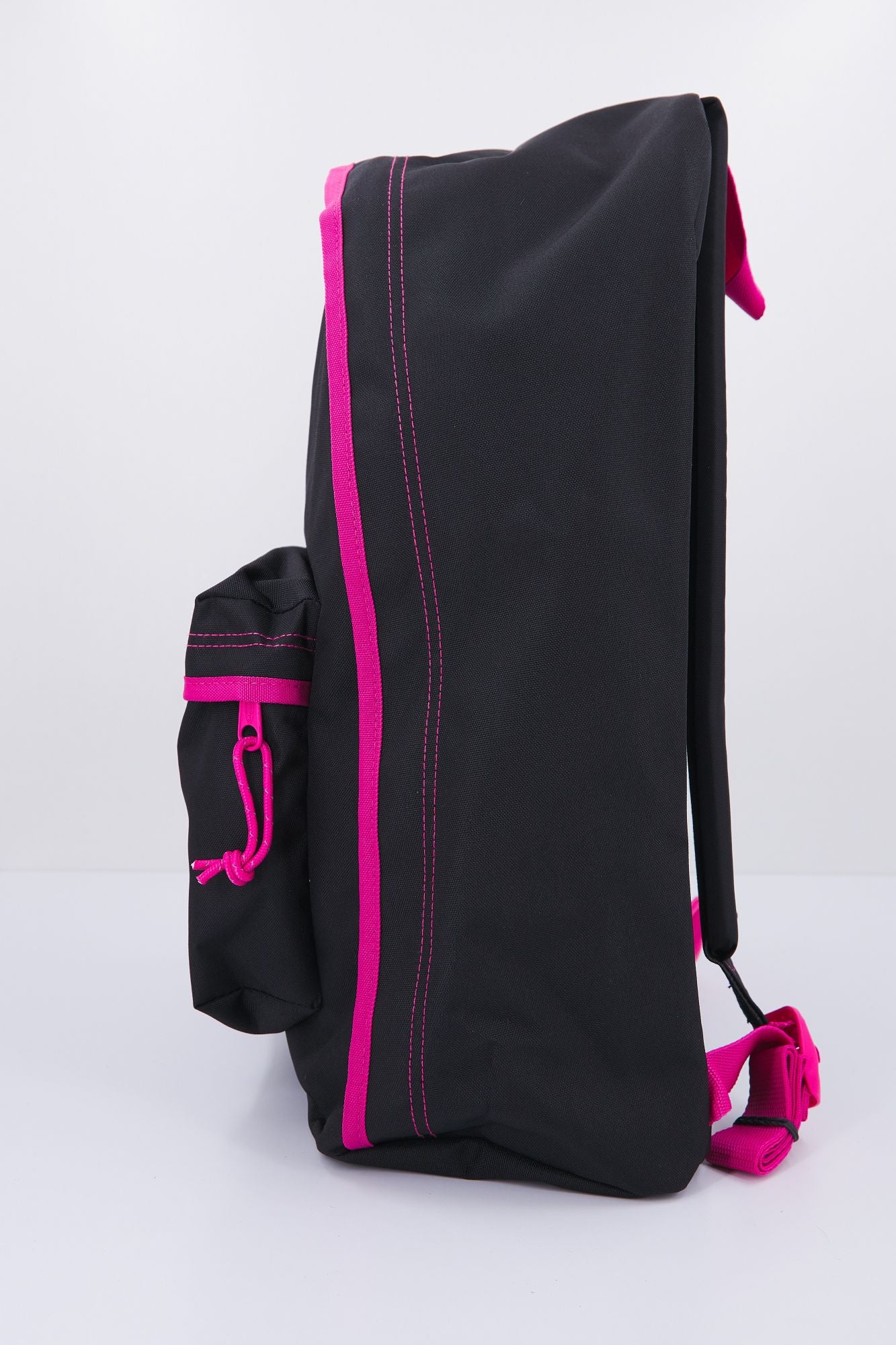 EASTPAK OUT OF OFFICE en color NEGRO (2)