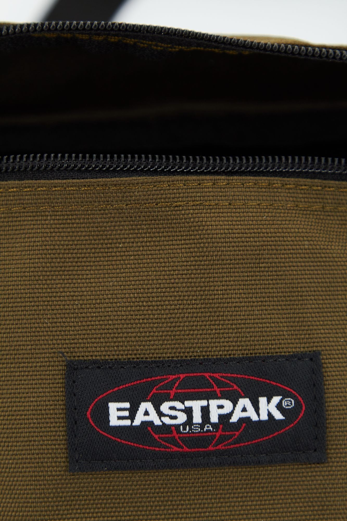 EASTPAK  SPRINGER en color VERDE (4)