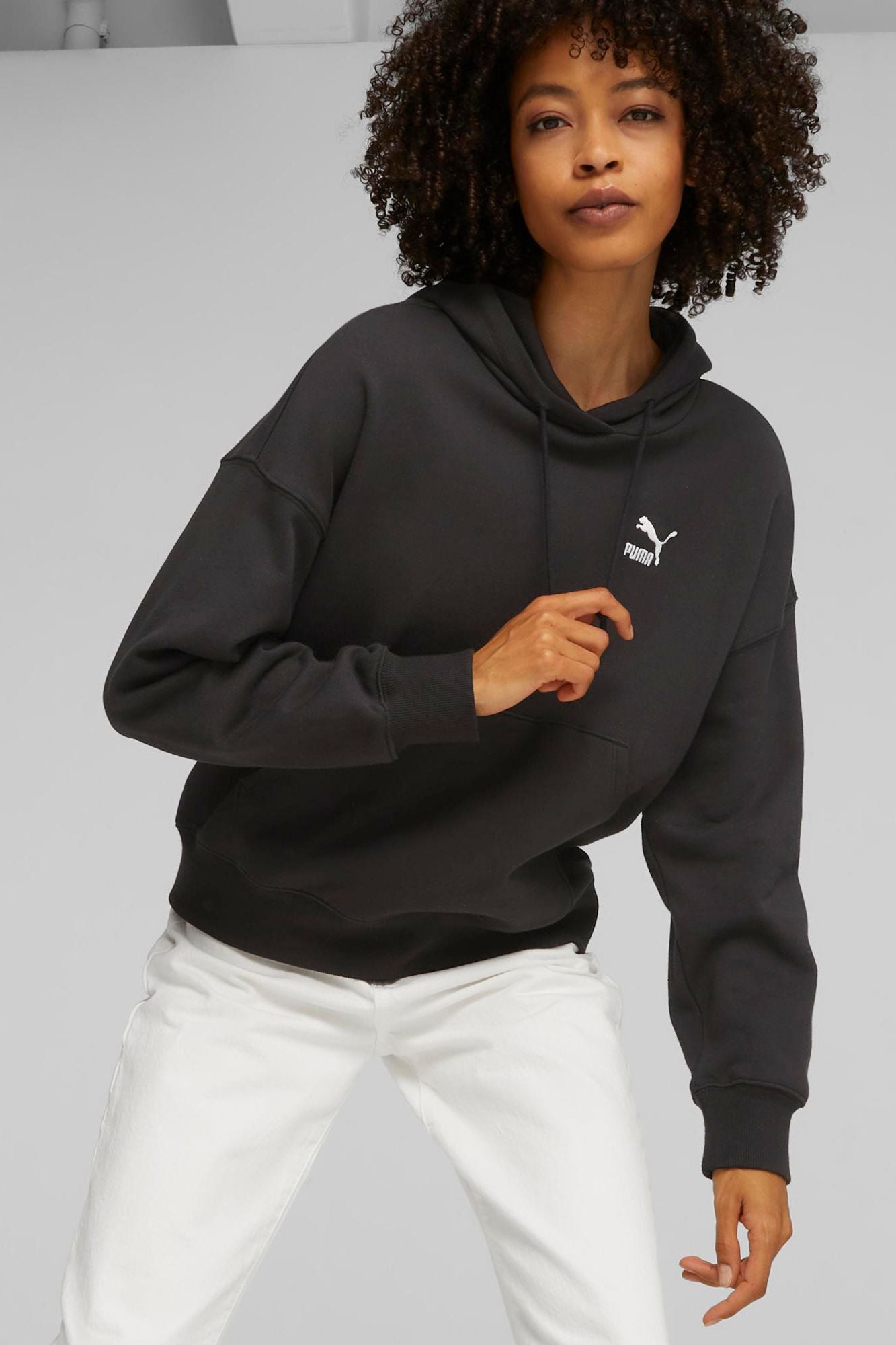PUMA CLASSICS OVERSIZED HOOD  en color NEGRO (1)