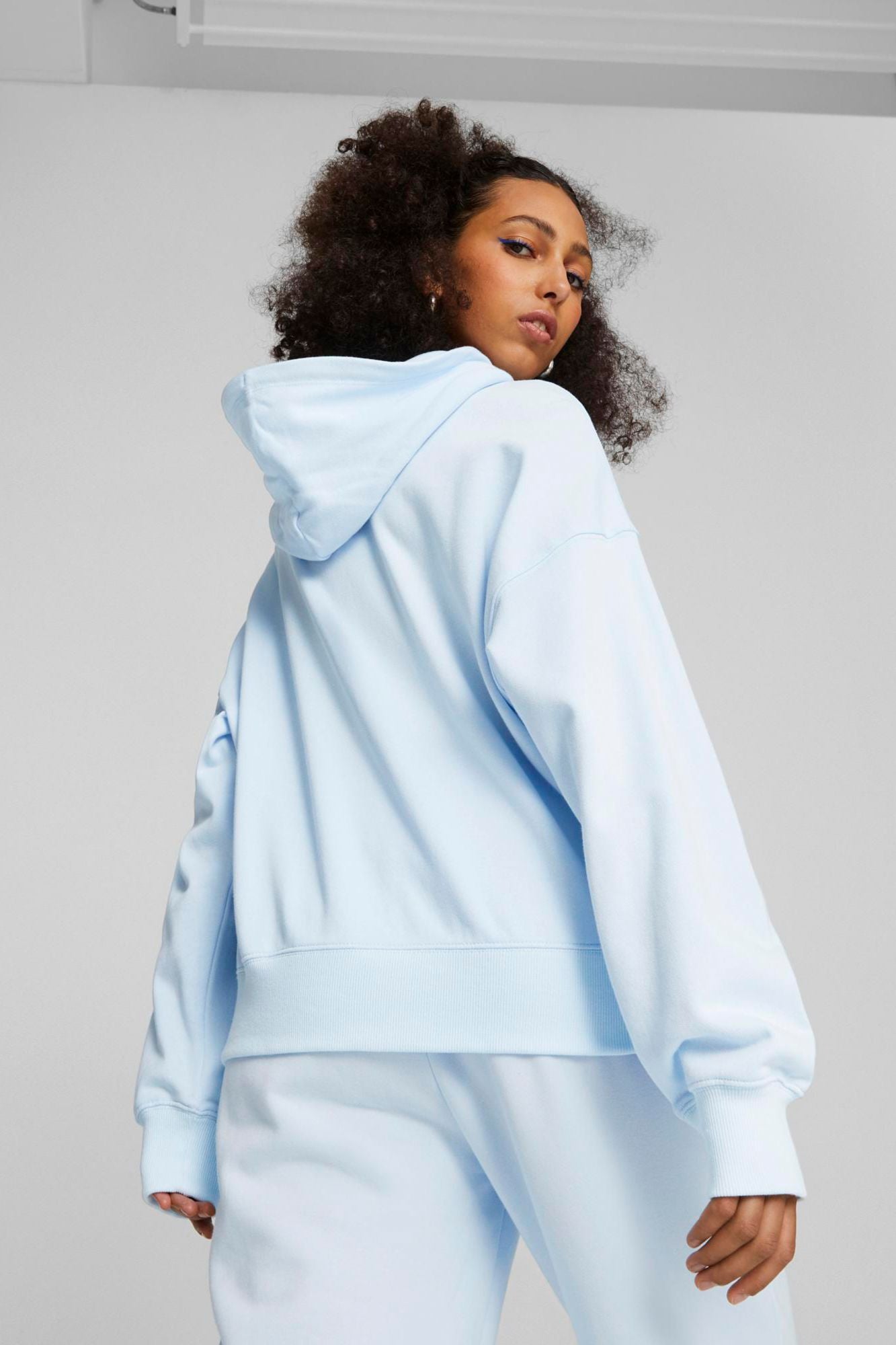 PUMA CLASSICS OVERSIZED HOOD  en color AZUL (3)