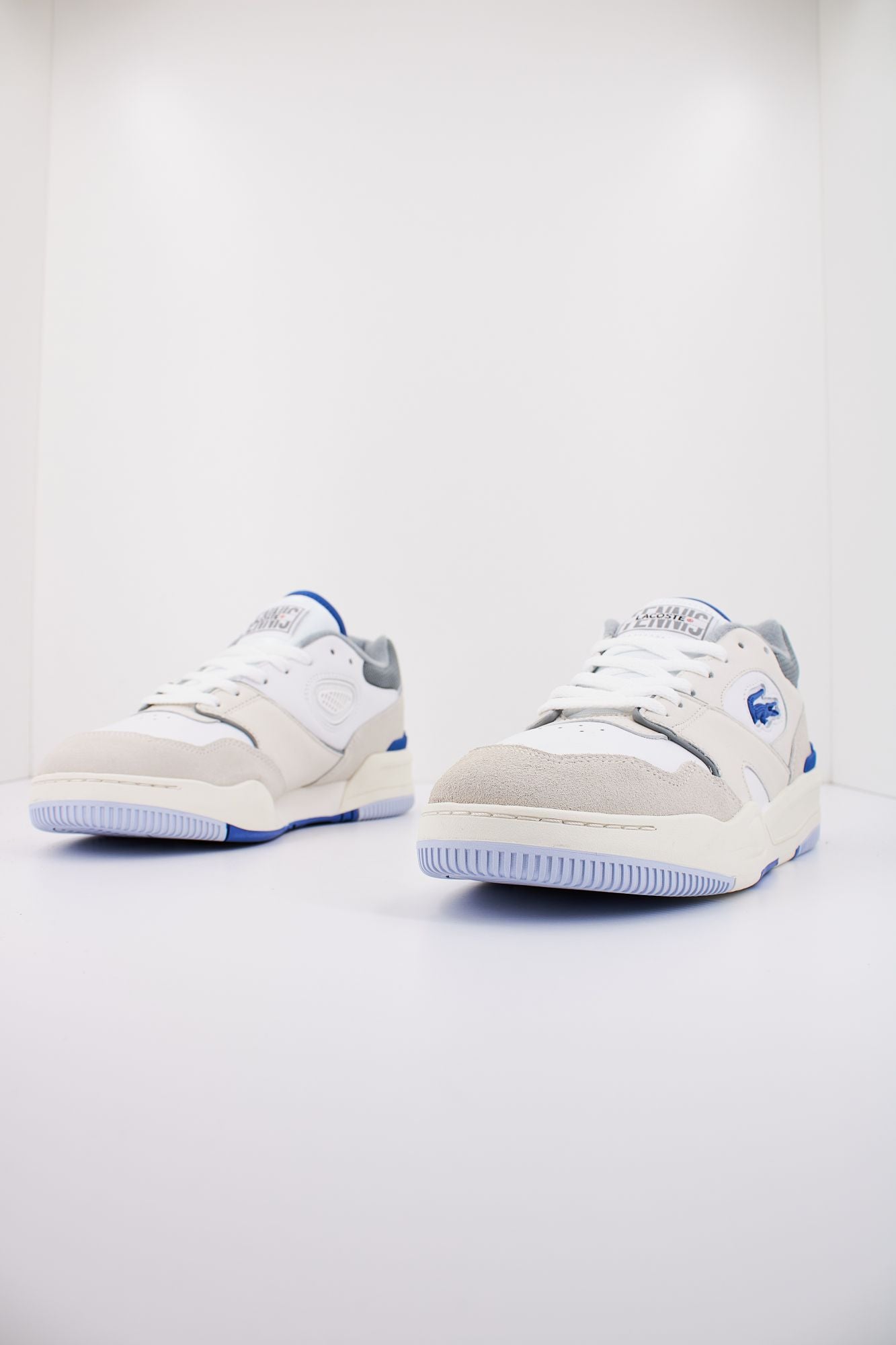LACOSTE LINESHOT LEATHER LOGO en color BEIS (2)