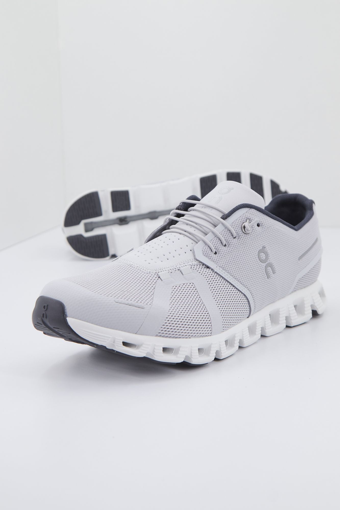 ON RUNNING  CLOUD 5 en color BLANCO (1)