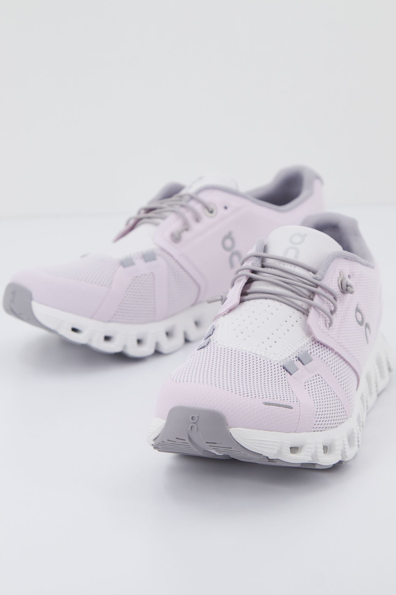 ON RUNNING CLOUD 5 en color ROSA (2)