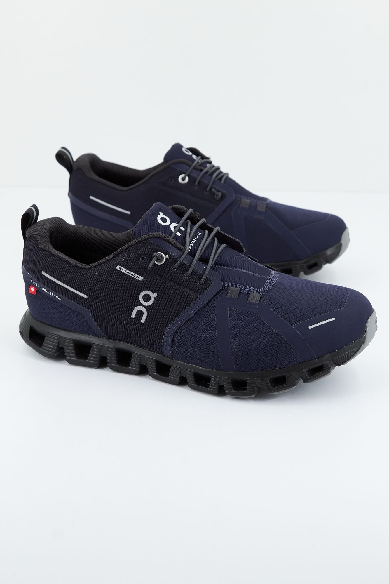 ON RUNNING CLOUD 5 WATERPROOF en color AZUL (2)
