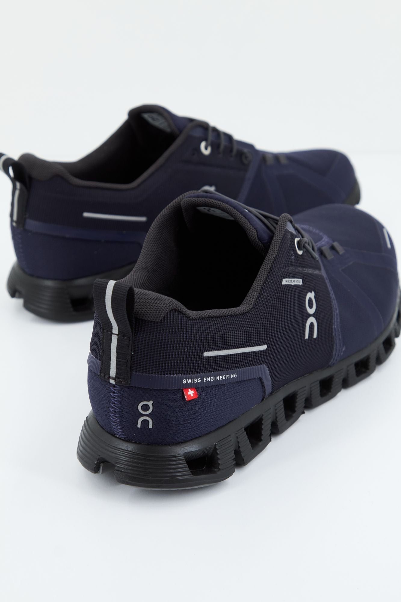 ON RUNNING CLOUD 5 WATERPROOF en color AZUL (3)