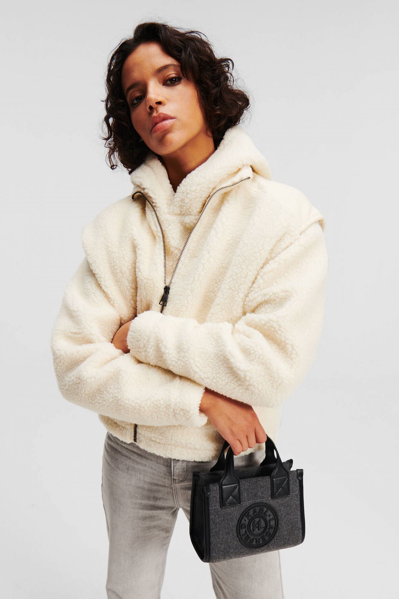 KARL LAGERFELD  K/SKUARE SM TOTE FELT en color GRIS (2)