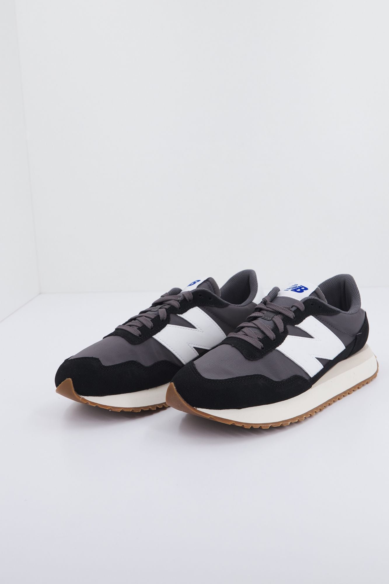 NEW BALANCE MS237 GA  en color NEGRO (2)