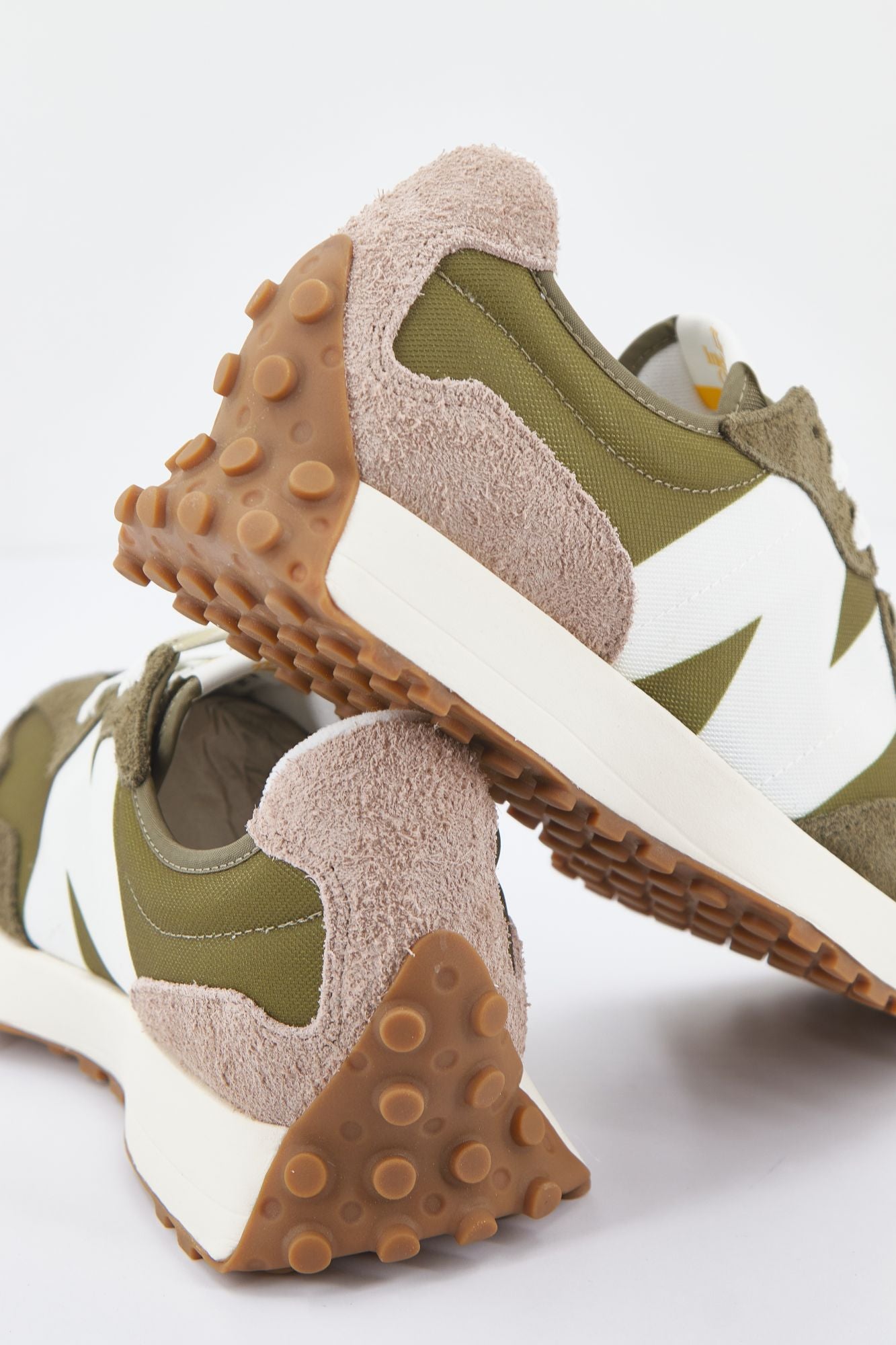 NEW BALANCE MS327 UG en color VERDE (2)