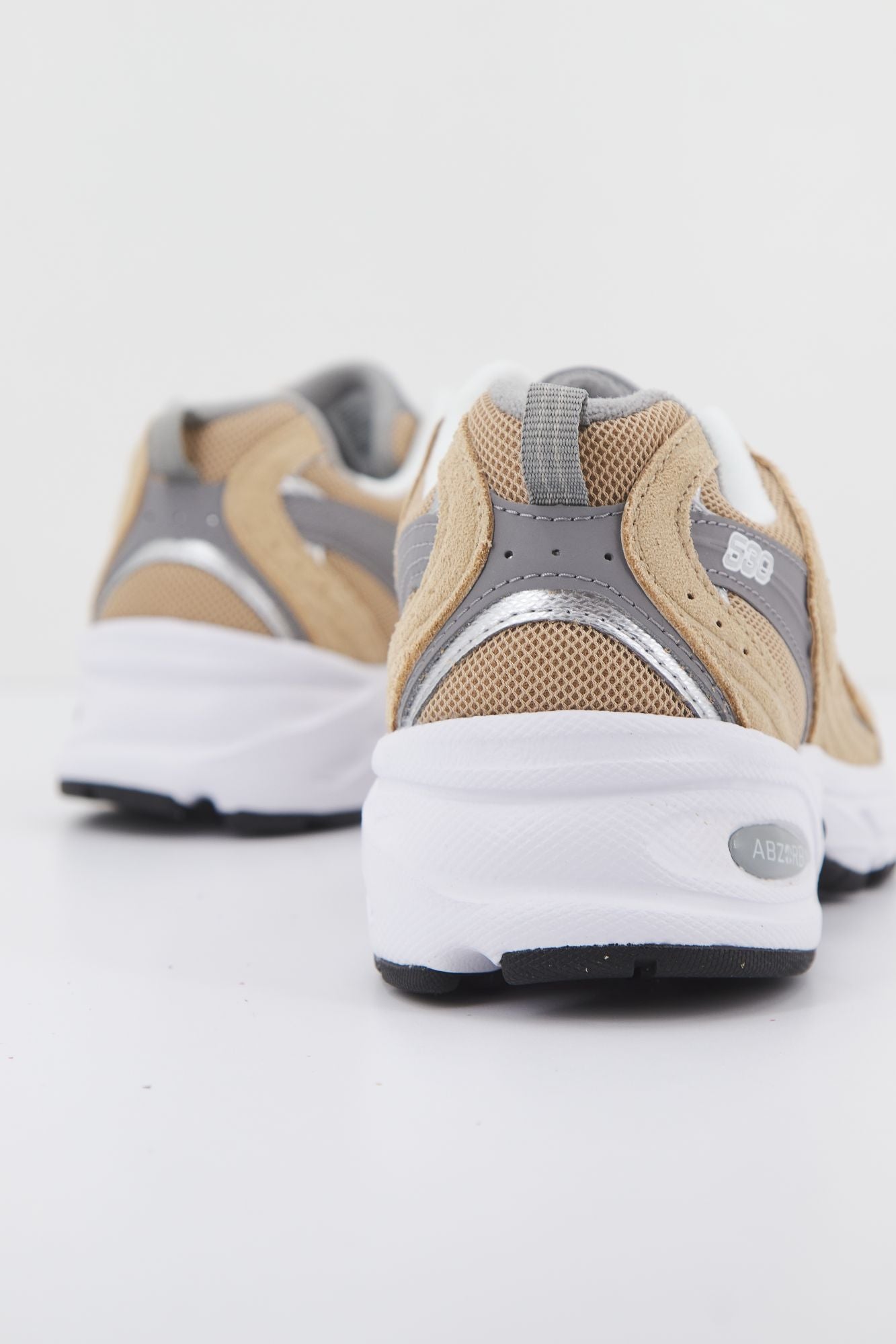 NEW BALANCE MR530 CJ  en color MARRON CLARO (3)