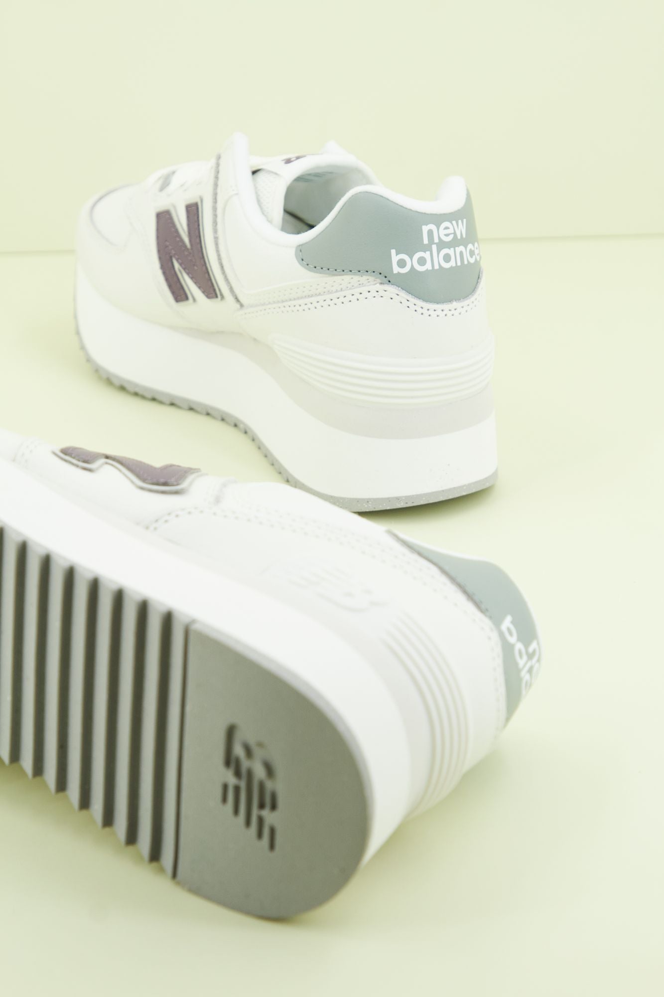 NEW BALANCE WL574 ZFG en color BLANCO (3)