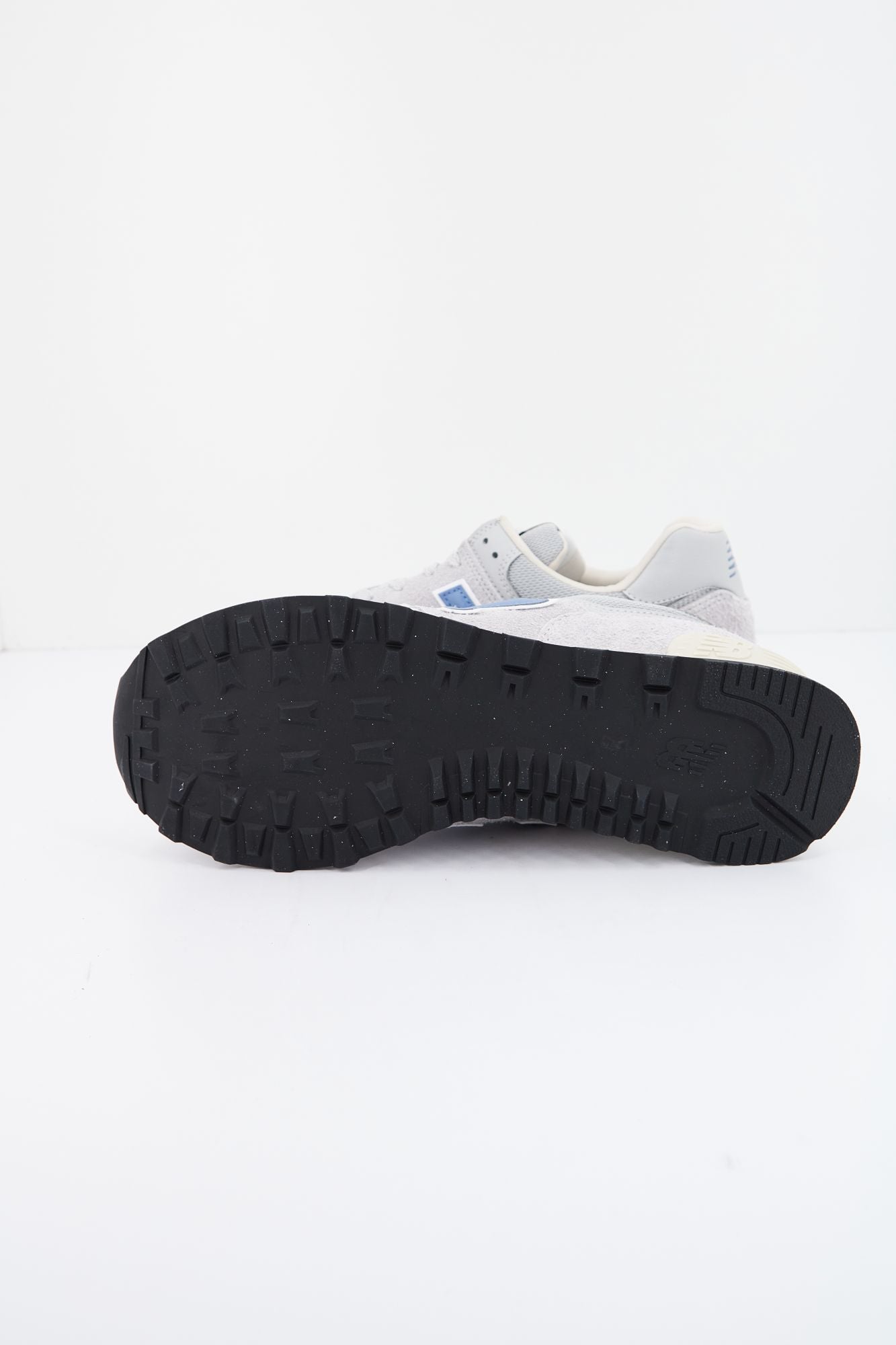 NEW BALANCE U574SGB en color GRIS (4)