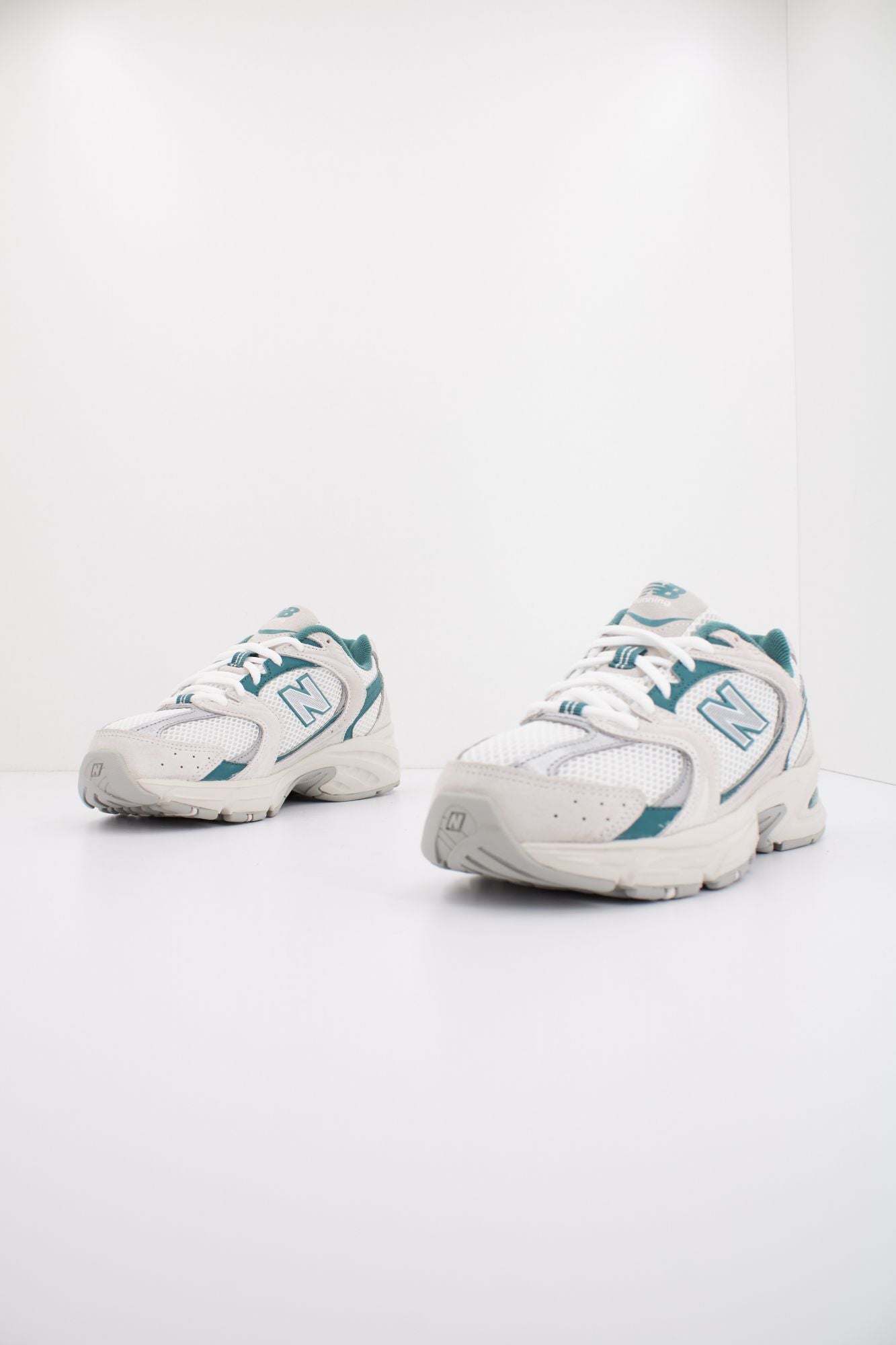 NEW BALANCE MR530 QA en color BLANCO (2)